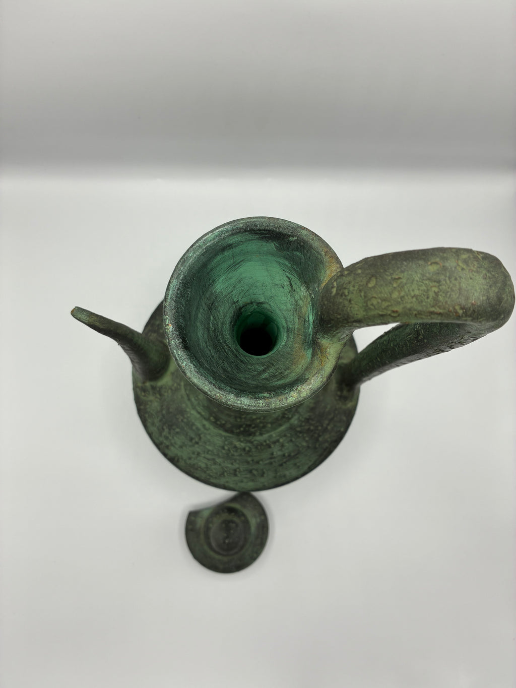 Aiguière ancienne en céramique – Patine verte, style méditerranéen