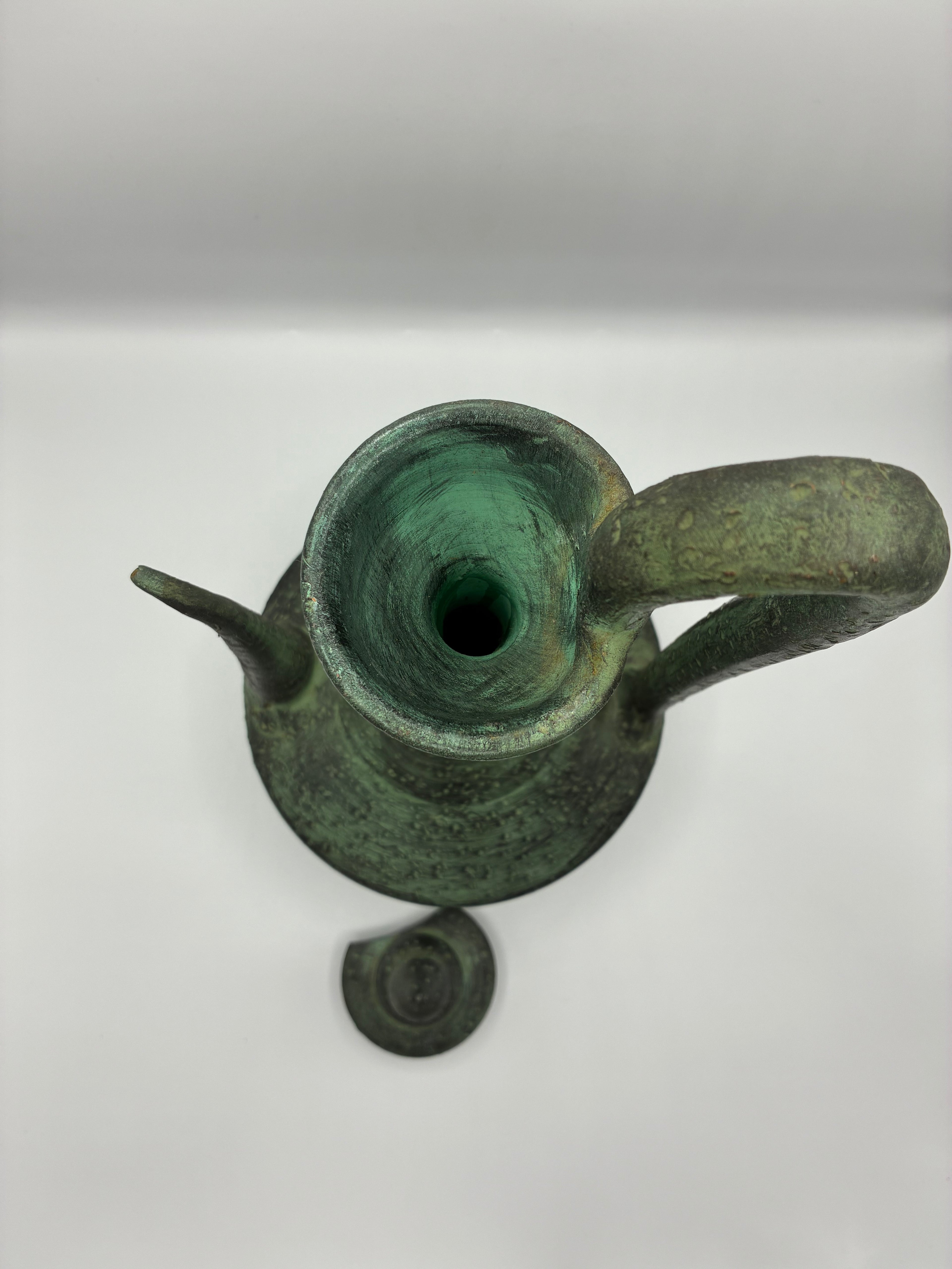 Aiguière ancienne en céramique – Patine verte, style méditerranéen