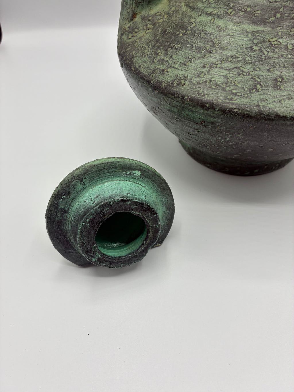 Aiguière ancienne en céramique – Patine verte, style méditerranéen