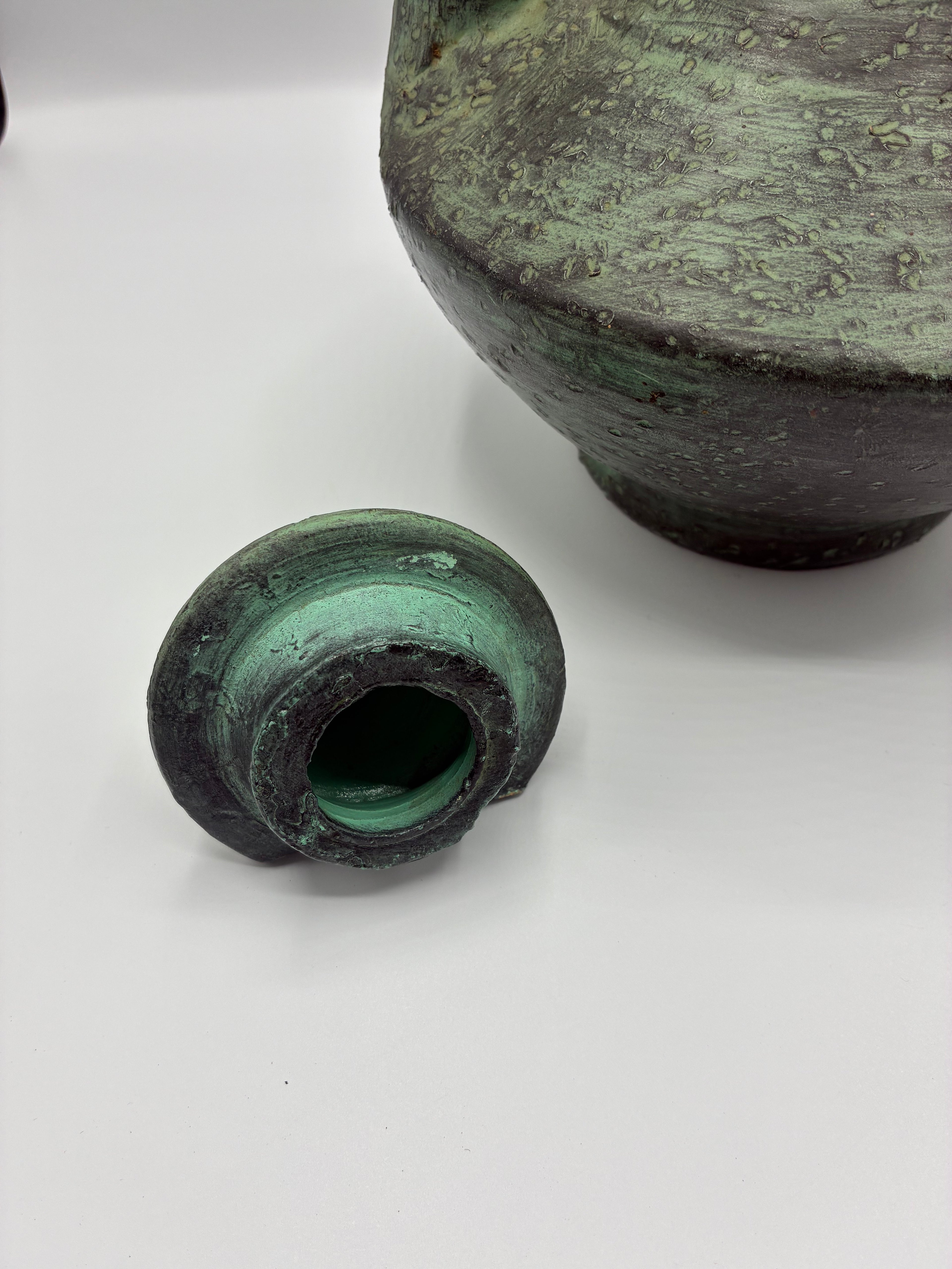 Aiguière ancienne en céramique – Patine verte, style méditerranéen