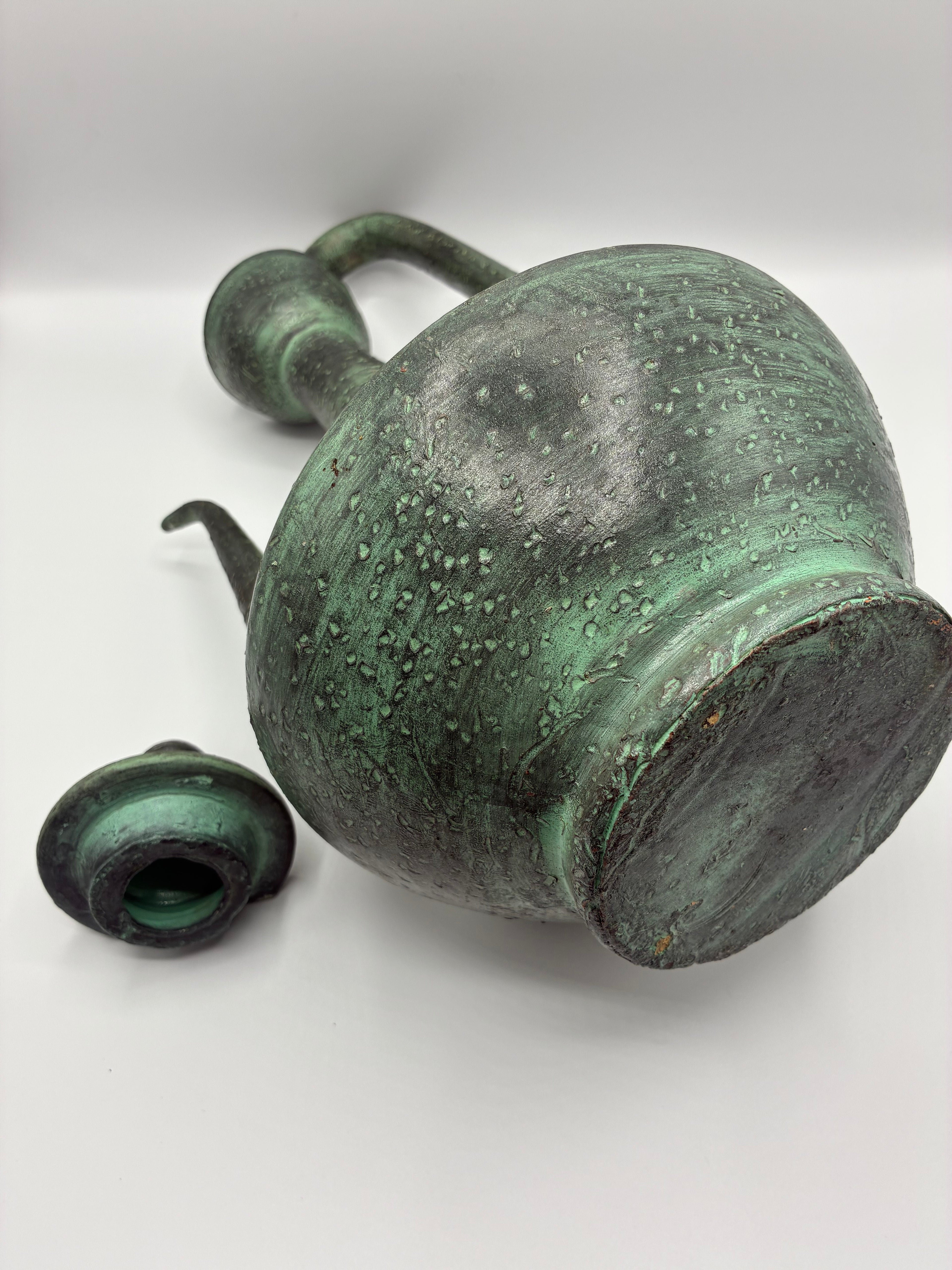 Aiguière ancienne en céramique – Patine verte, style méditerranéen