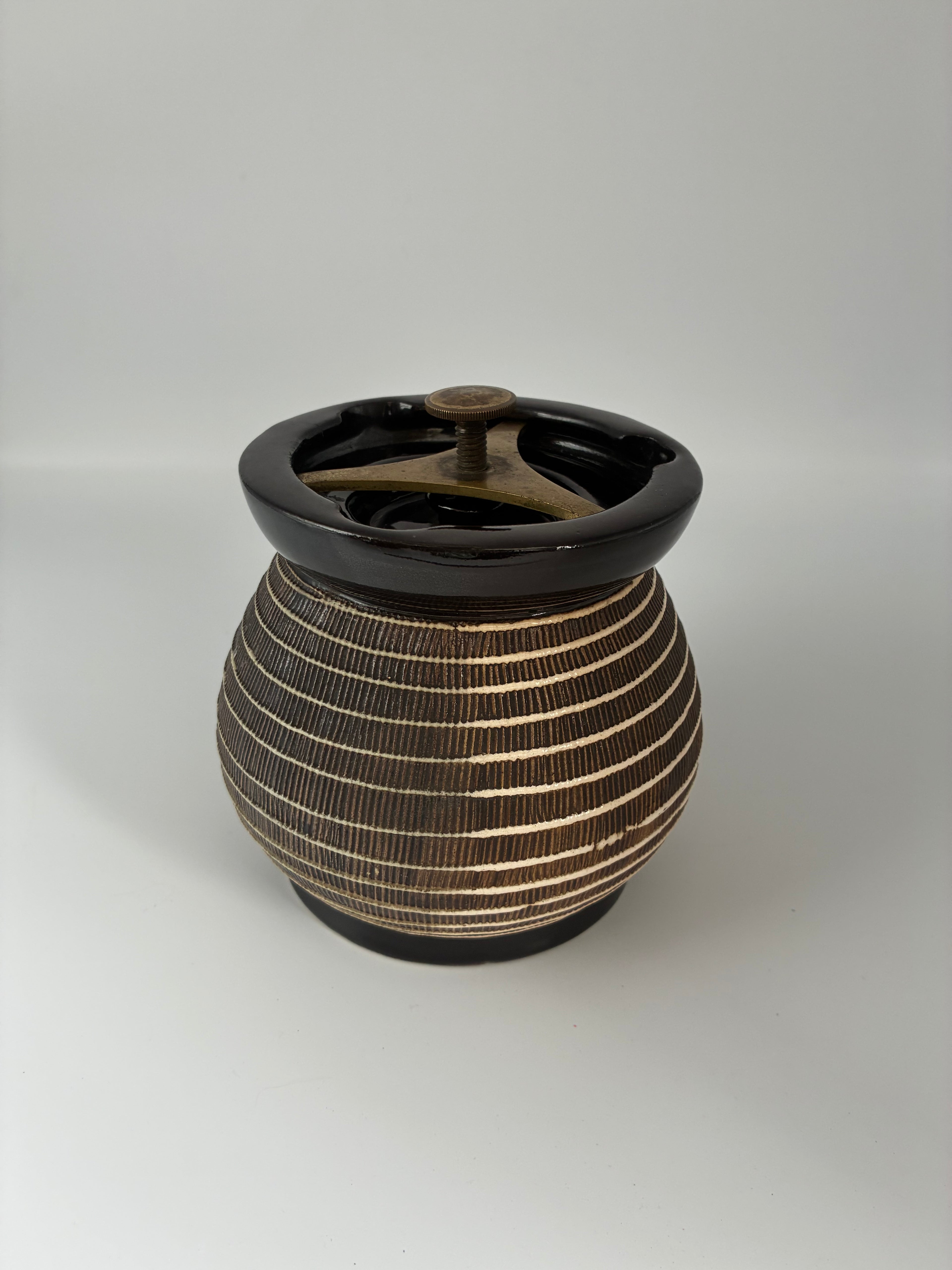 Ancien pot à tabac oriental avec presse – céramique signée – années 50