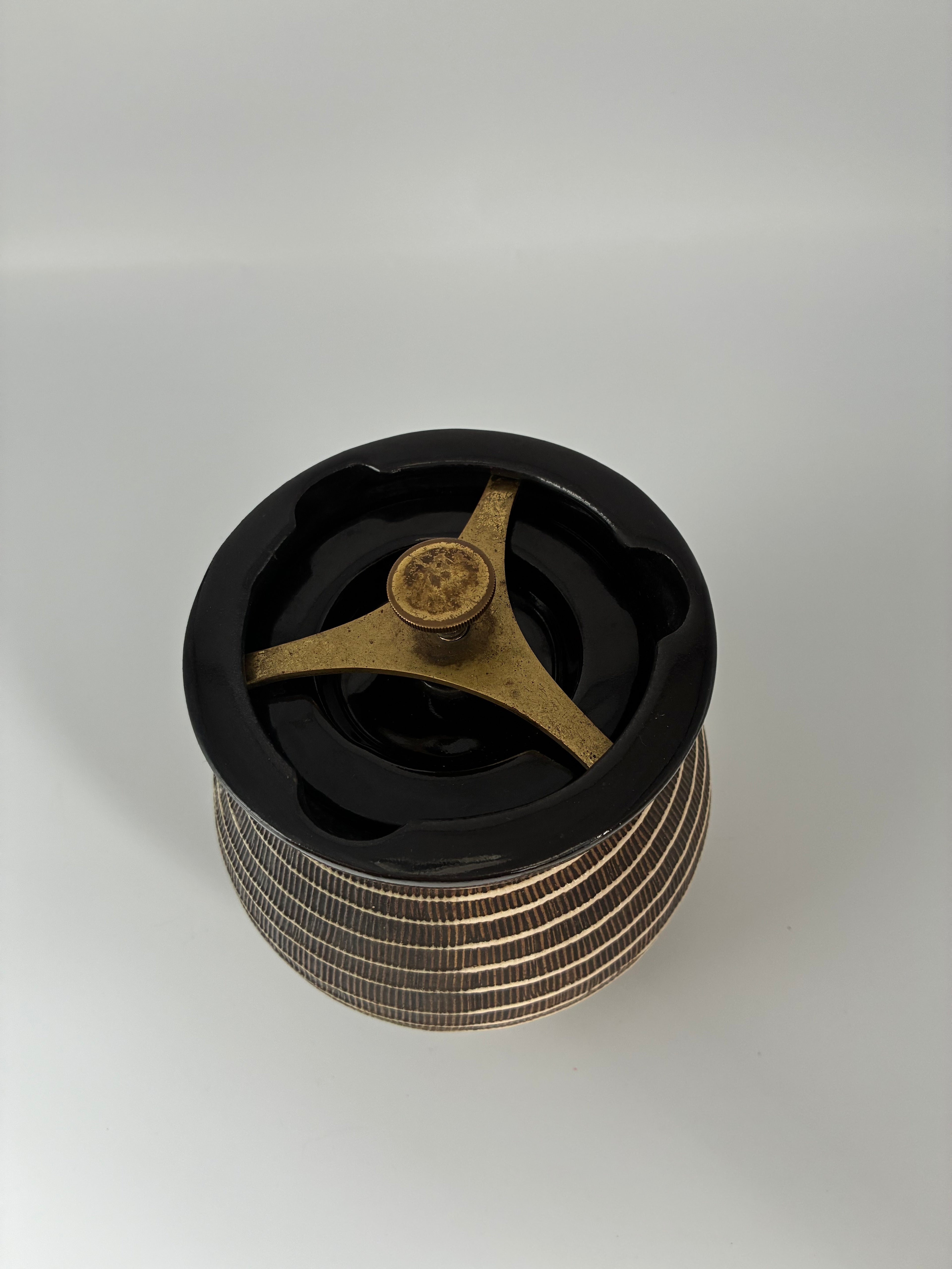 Ancien pot à tabac oriental avec presse – céramique signée – années 50