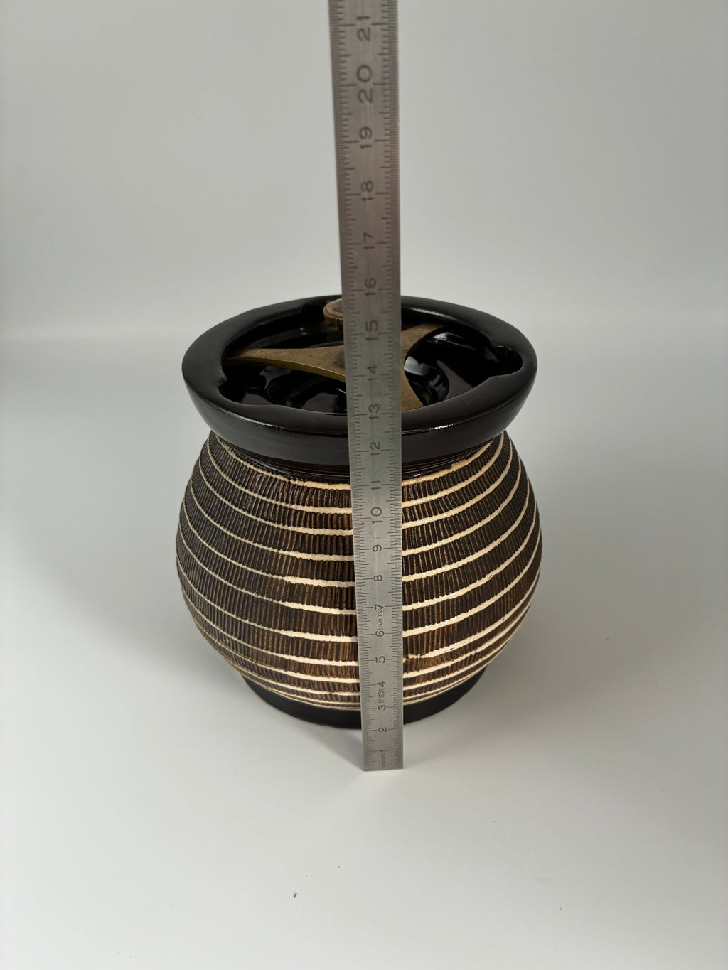 Ancien pot à tabac oriental avec presse – céramique signée – années 50