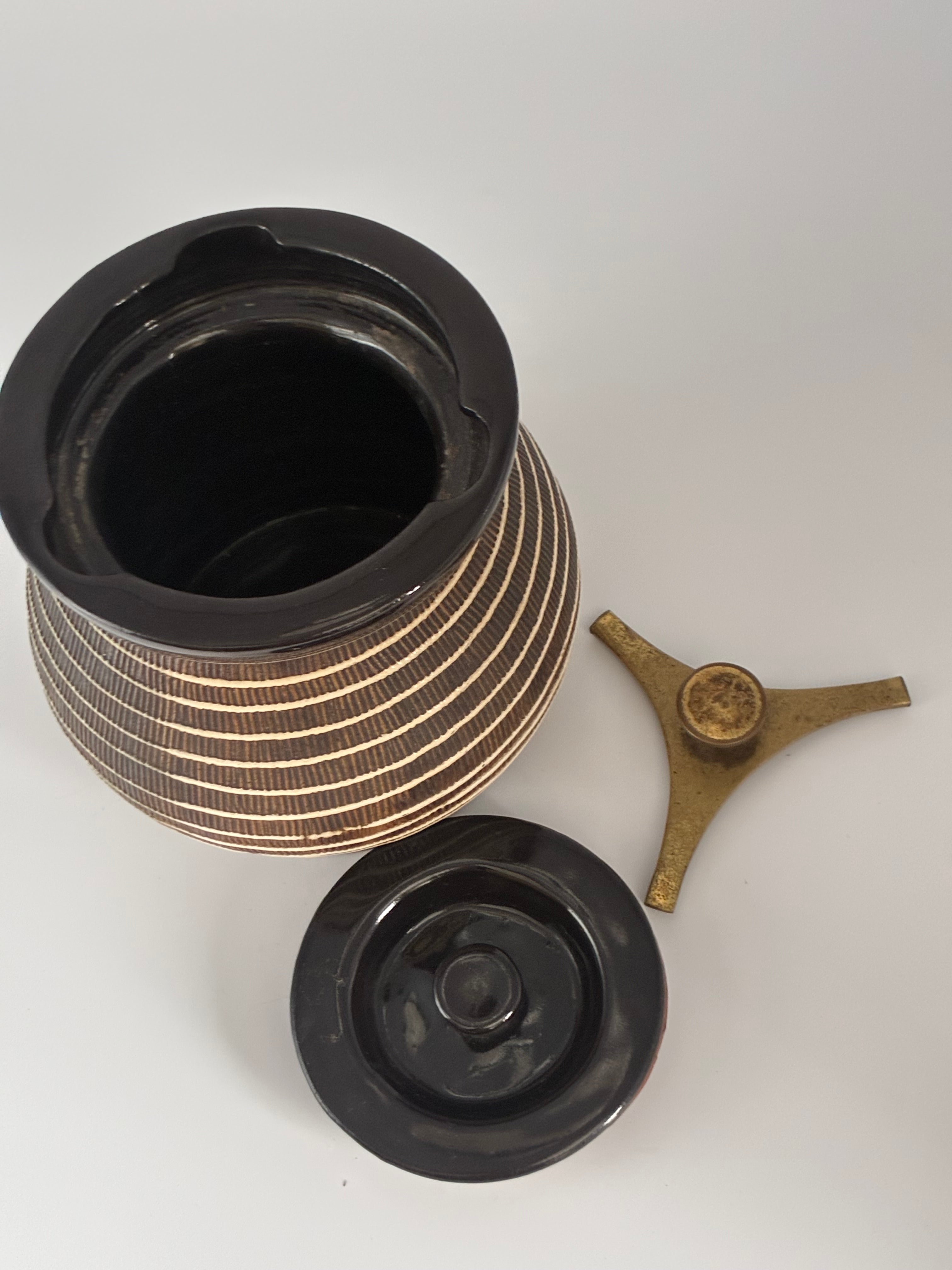 Ancien pot à tabac oriental avec presse – céramique signée – années 50