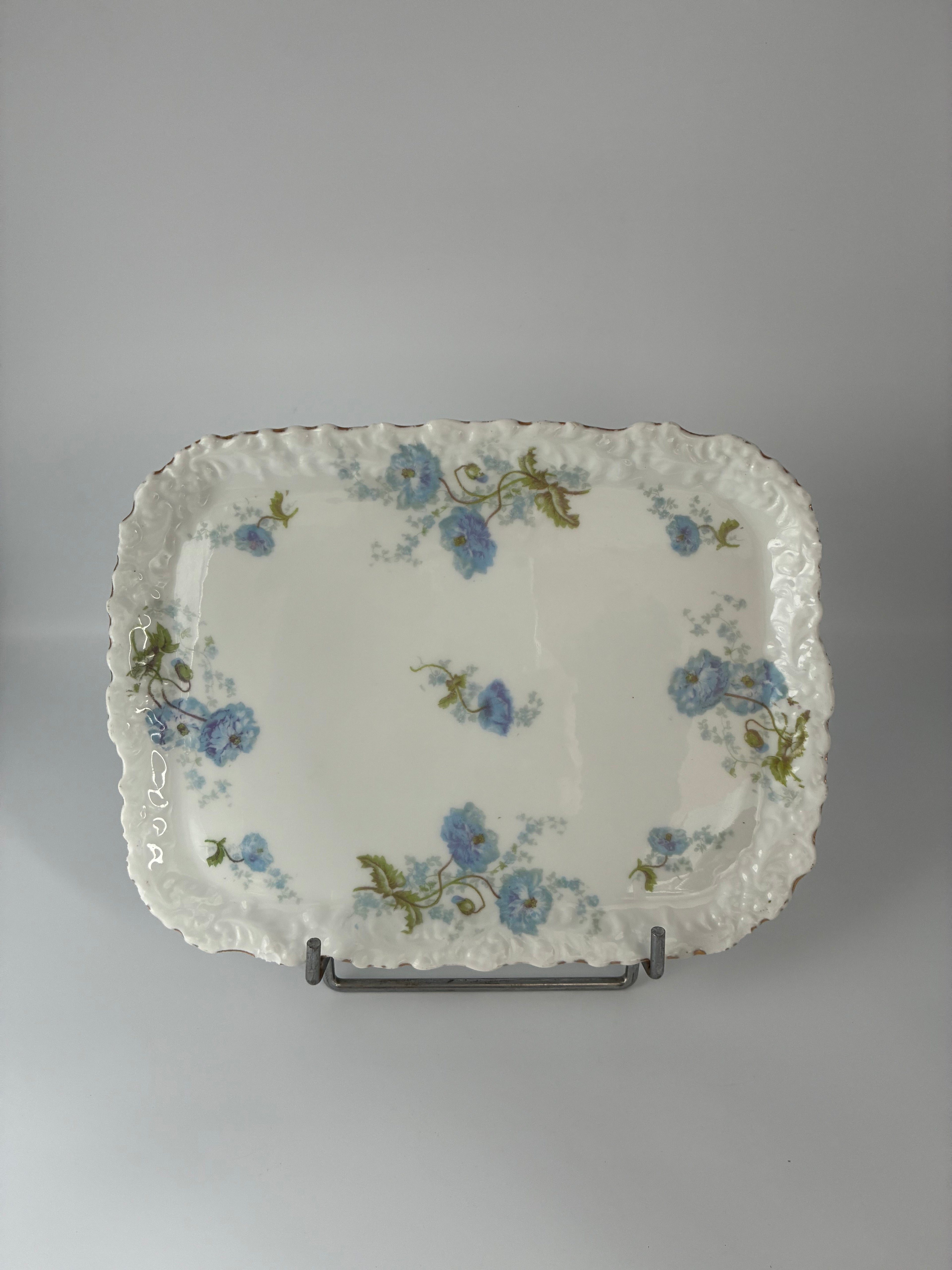 Plateau ancien en porcelaine – Décor fleurs bleues fin XIXe