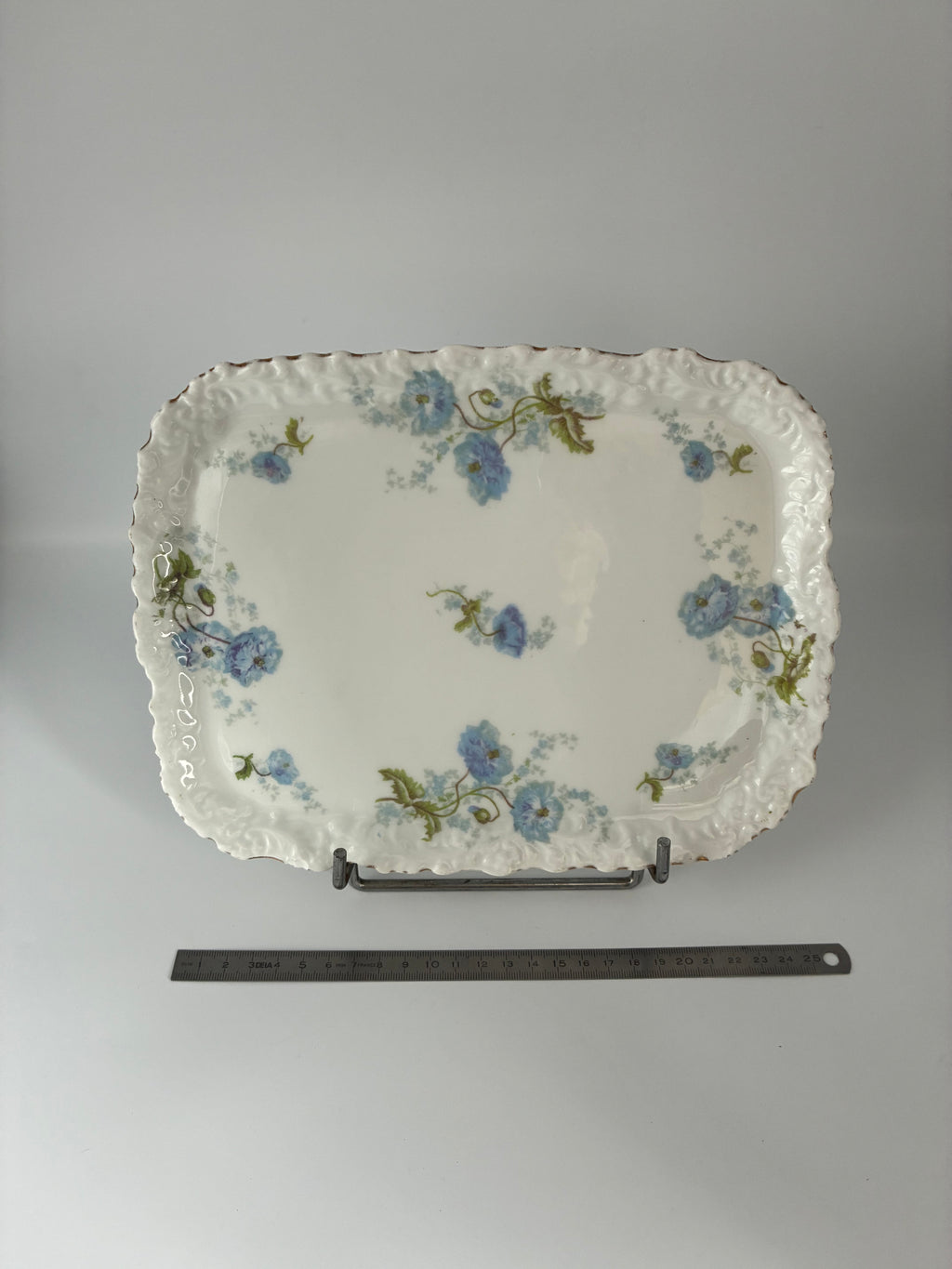 Plateau ancien en porcelaine – Décor fleurs bleues fin XIXe