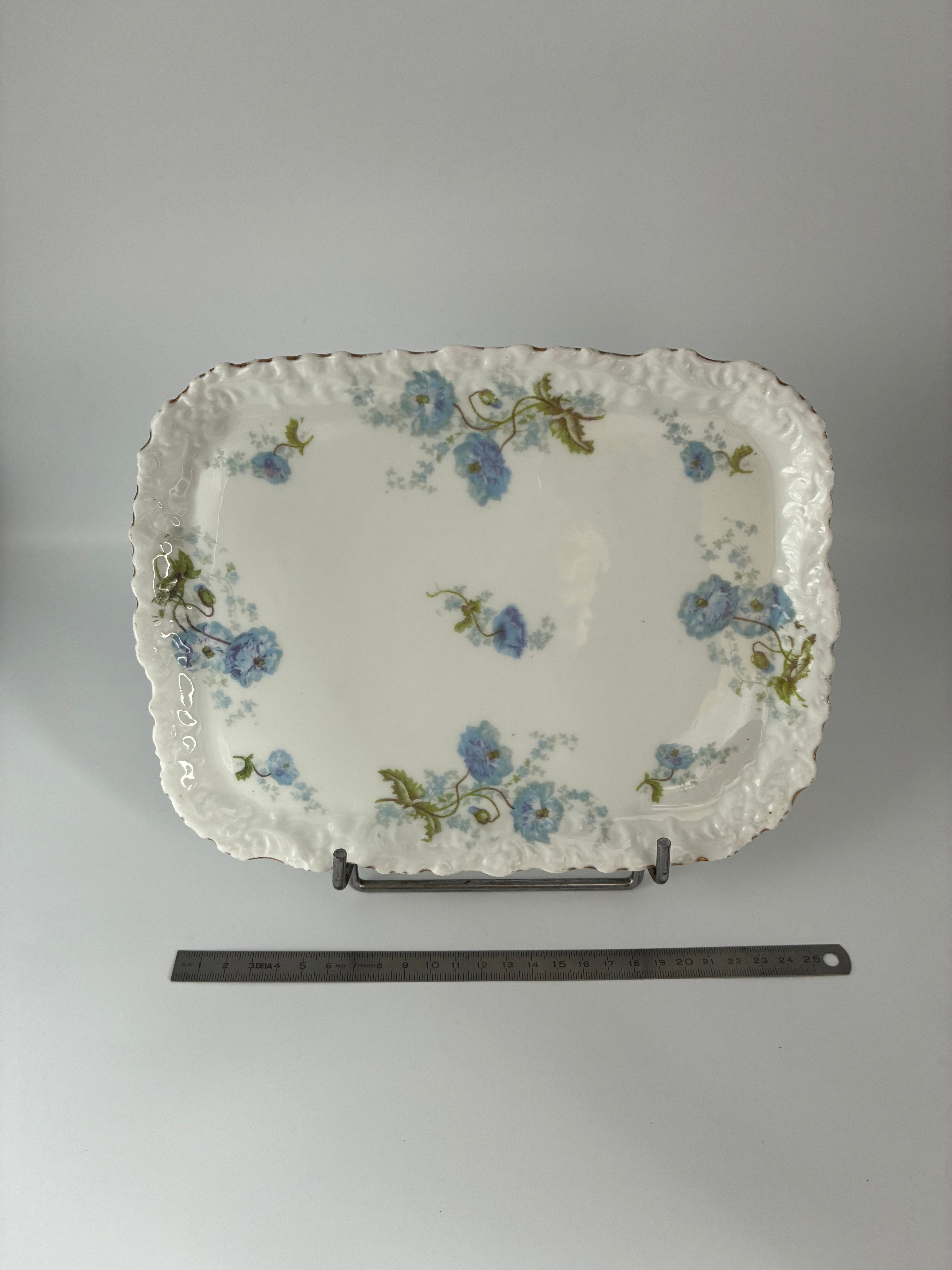 Plateau ancien en porcelaine – Décor fleurs bleues fin XIXe