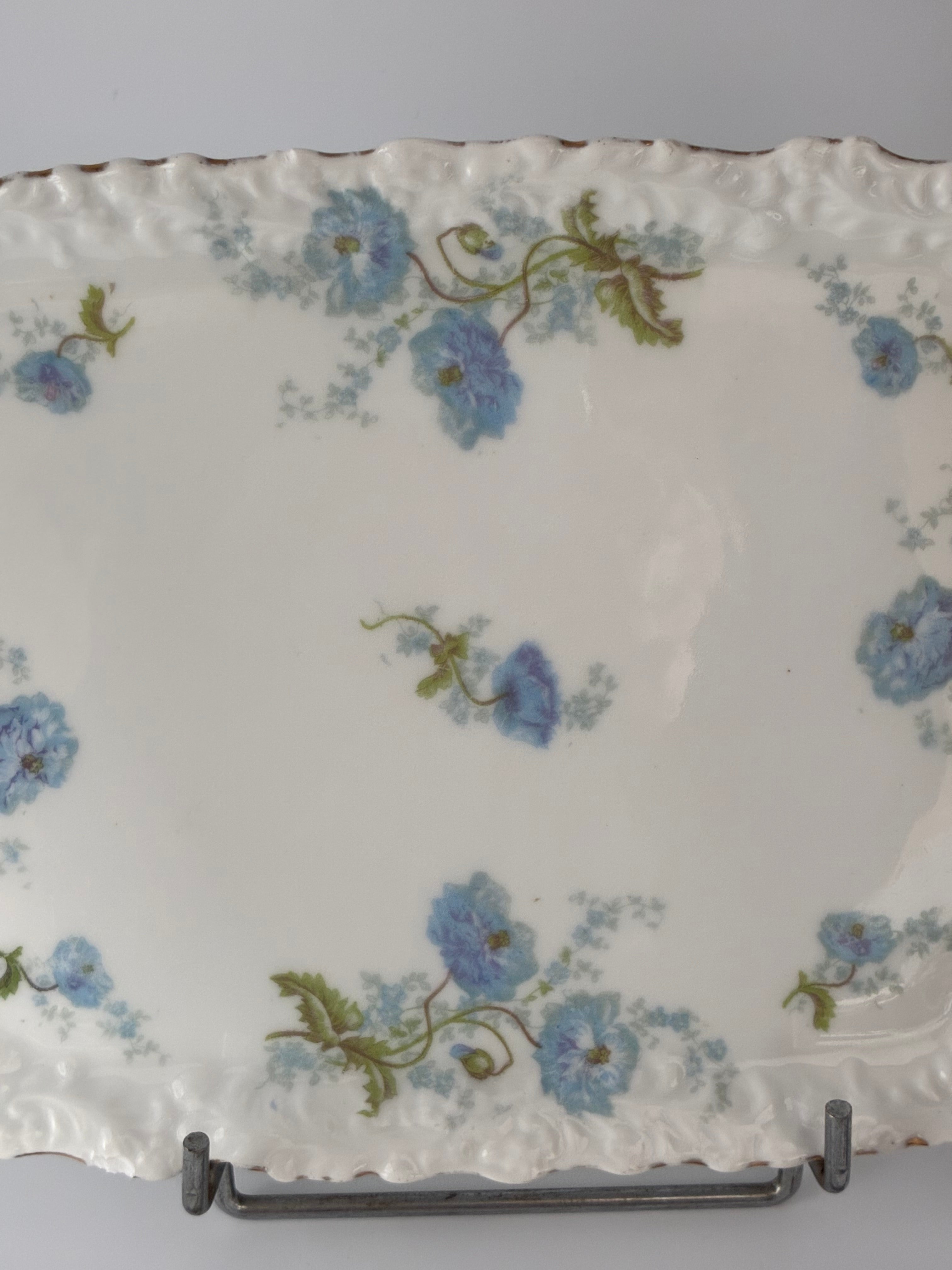 Plateau ancien en porcelaine – Décor fleurs bleues fin XIXe