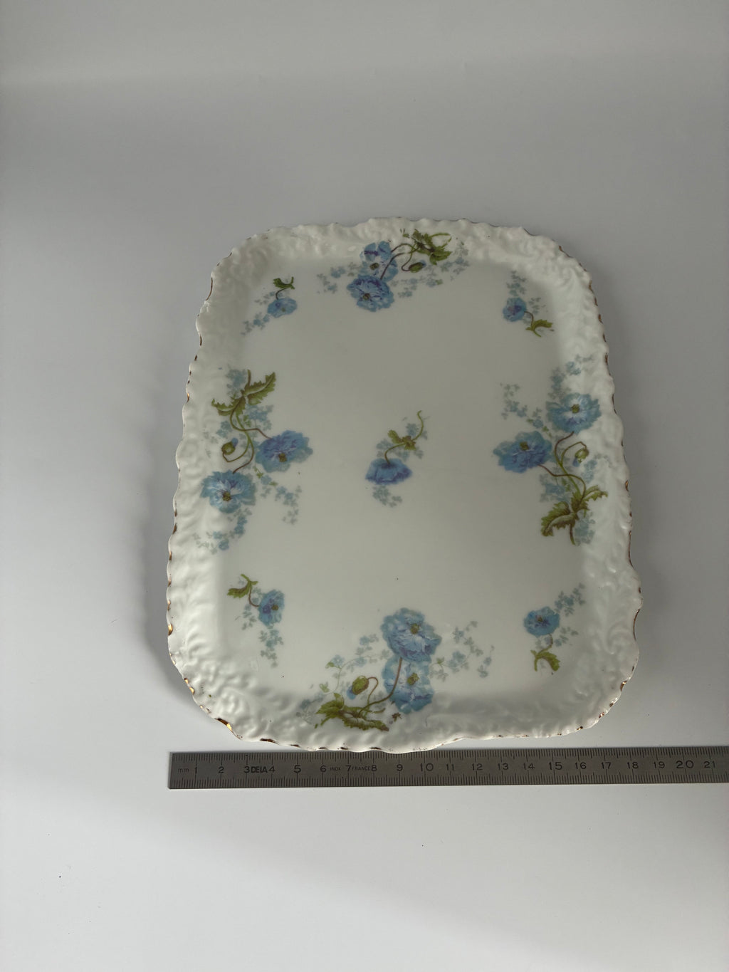 Plateau ancien en porcelaine – Décor fleurs bleues fin XIXe