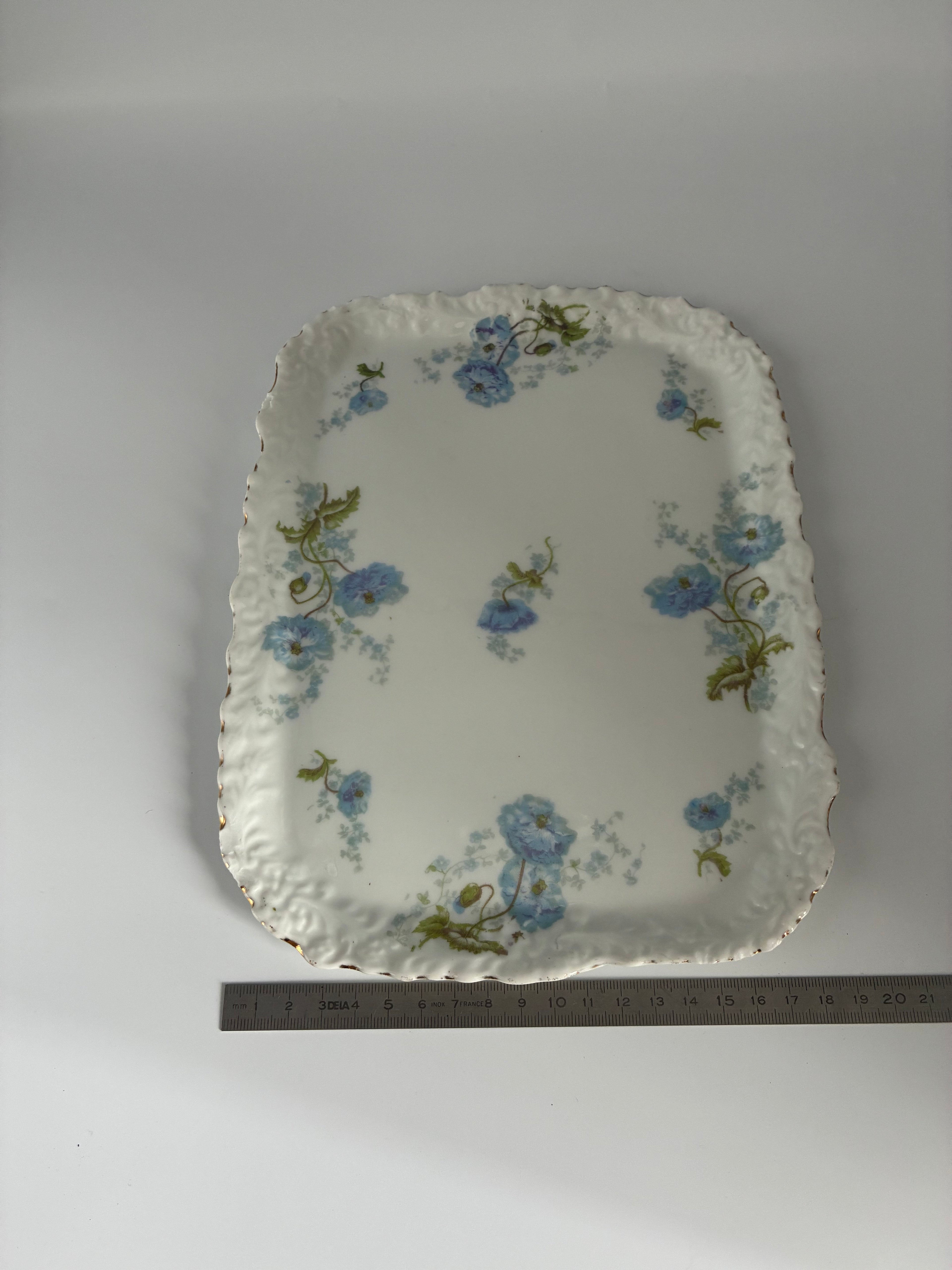 Plateau ancien en porcelaine – Décor fleurs bleues fin XIXe