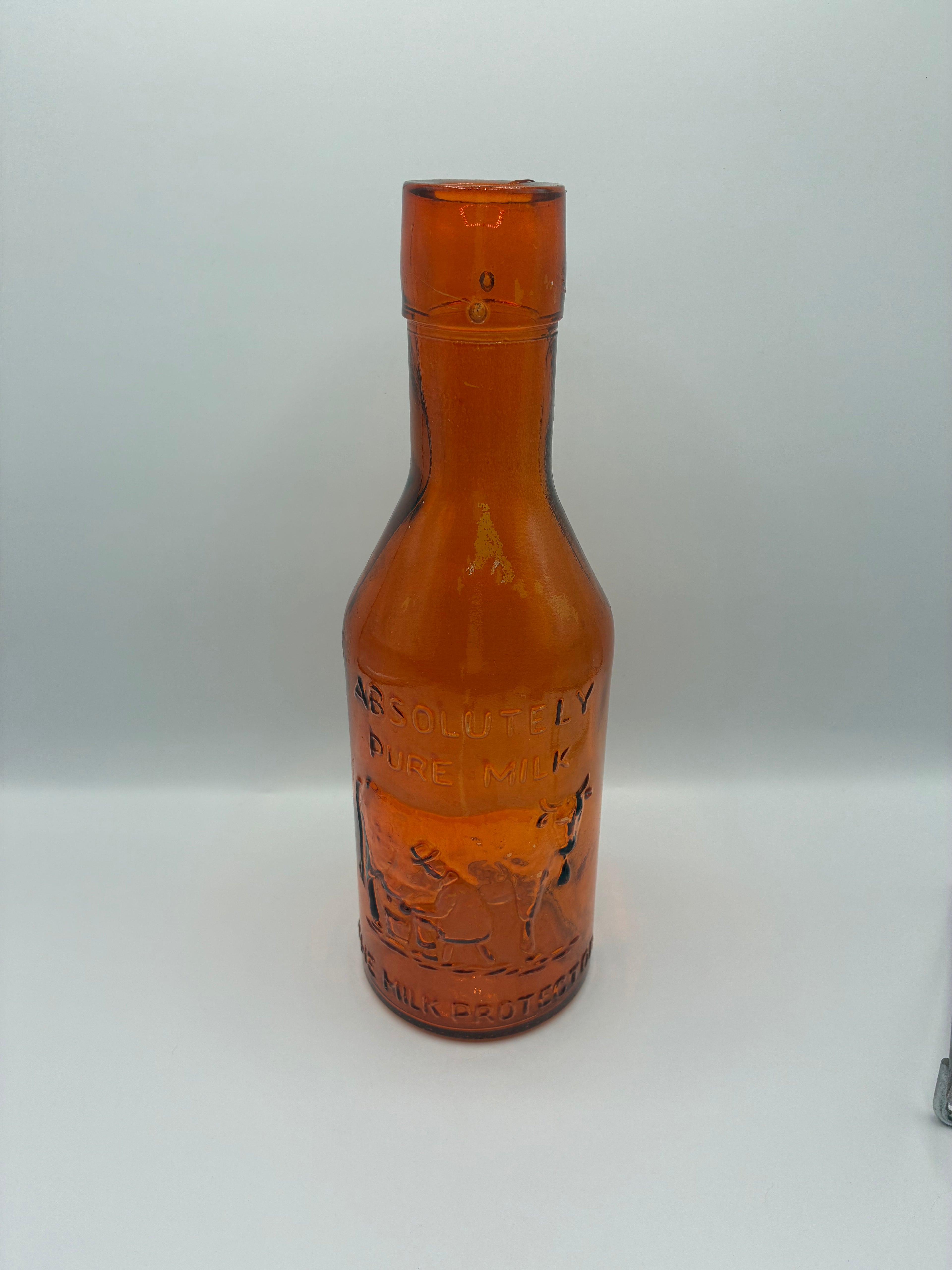 Ancienne bouteille à lait ambrée « Absolutely Pure Milk » – The Milk Protector – vers 1900