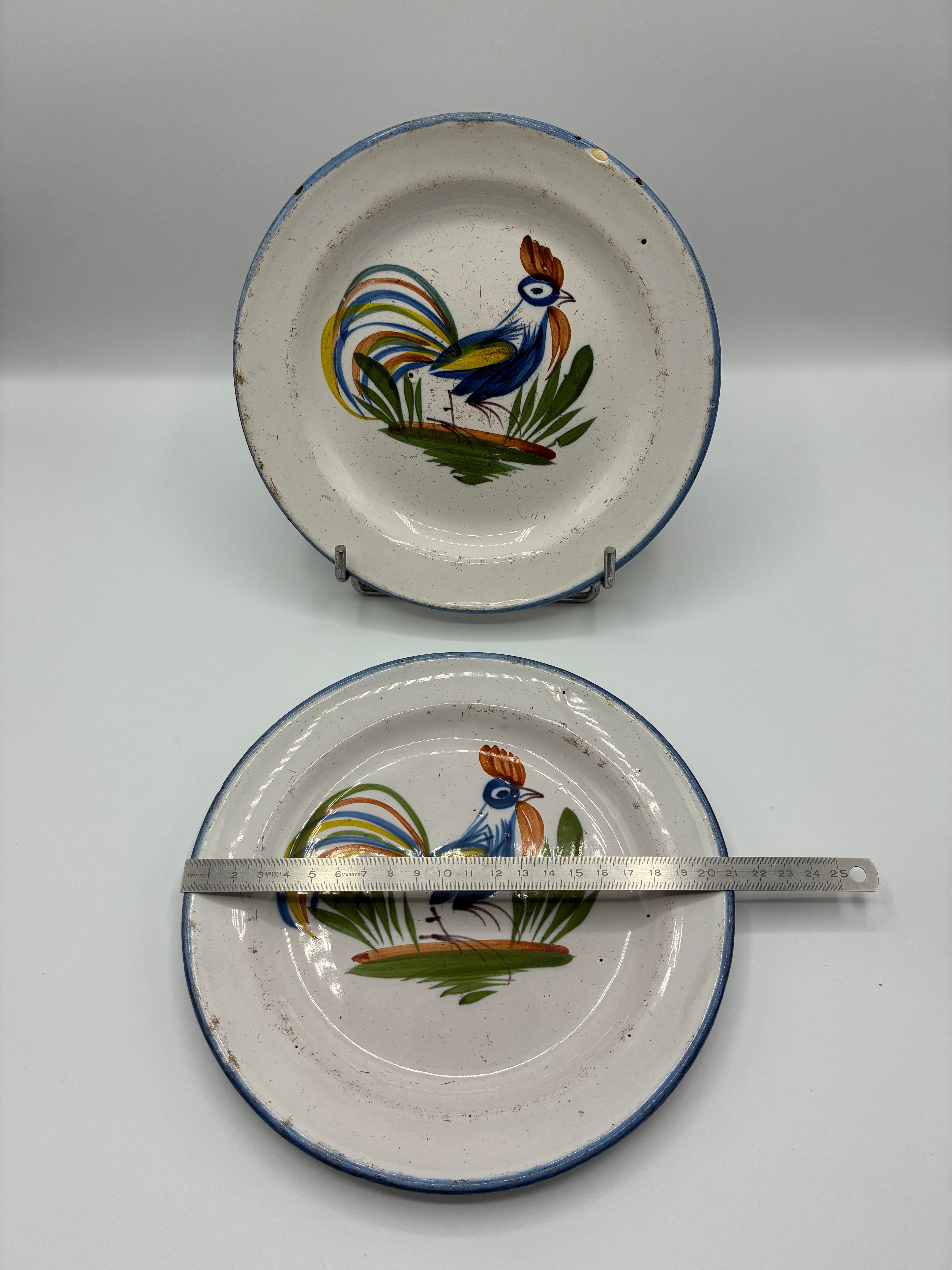 Assiettes anciennes faïence décor coq – style rustique régional – lot de 2