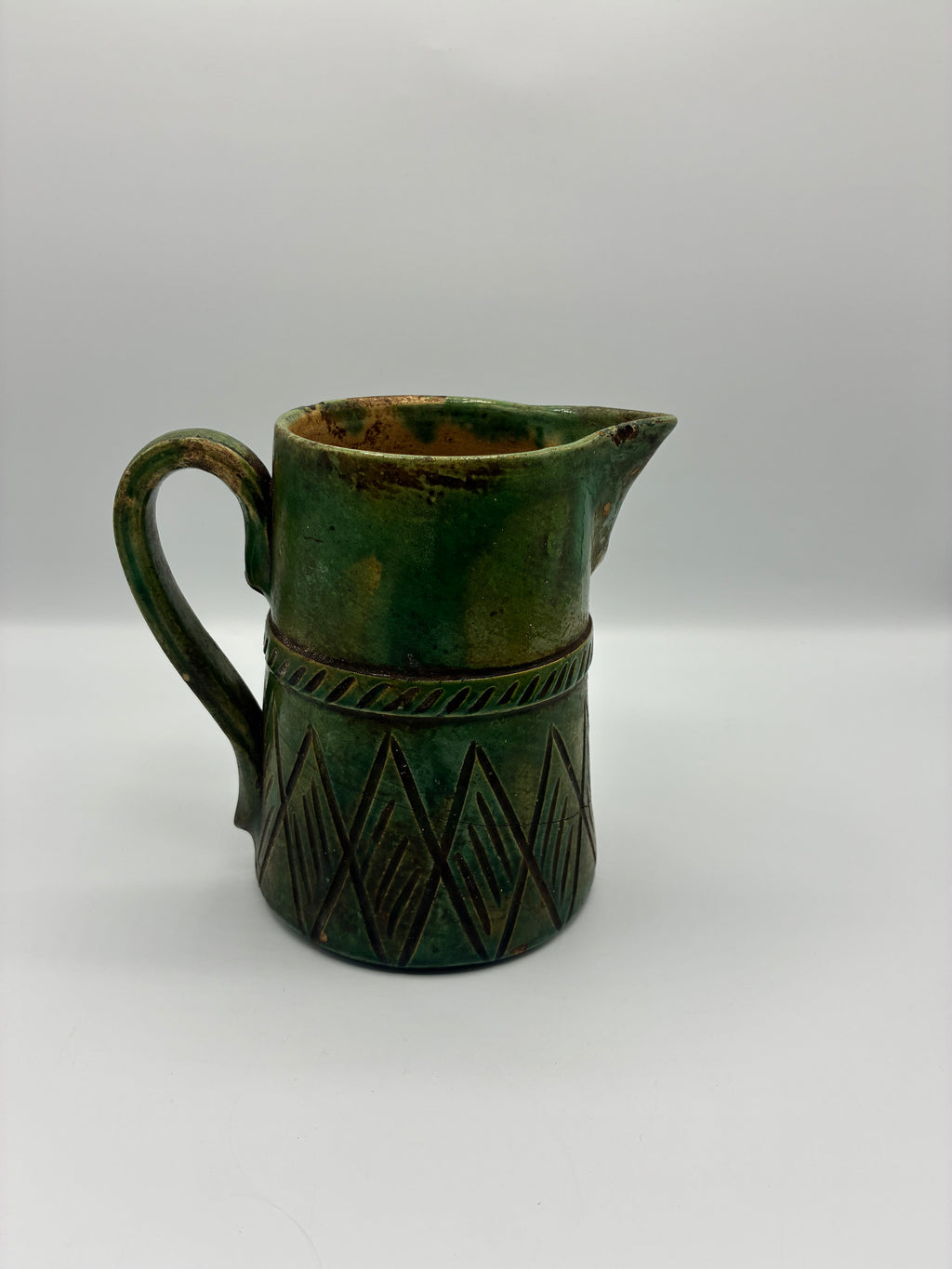 Ancien pichet rustique en terre cuite vernissée verte – décor incisé – poterie méridionale