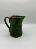 Ancien pichet rustique en terre cuite vernissée verte – décor incisé – poterie méridionale