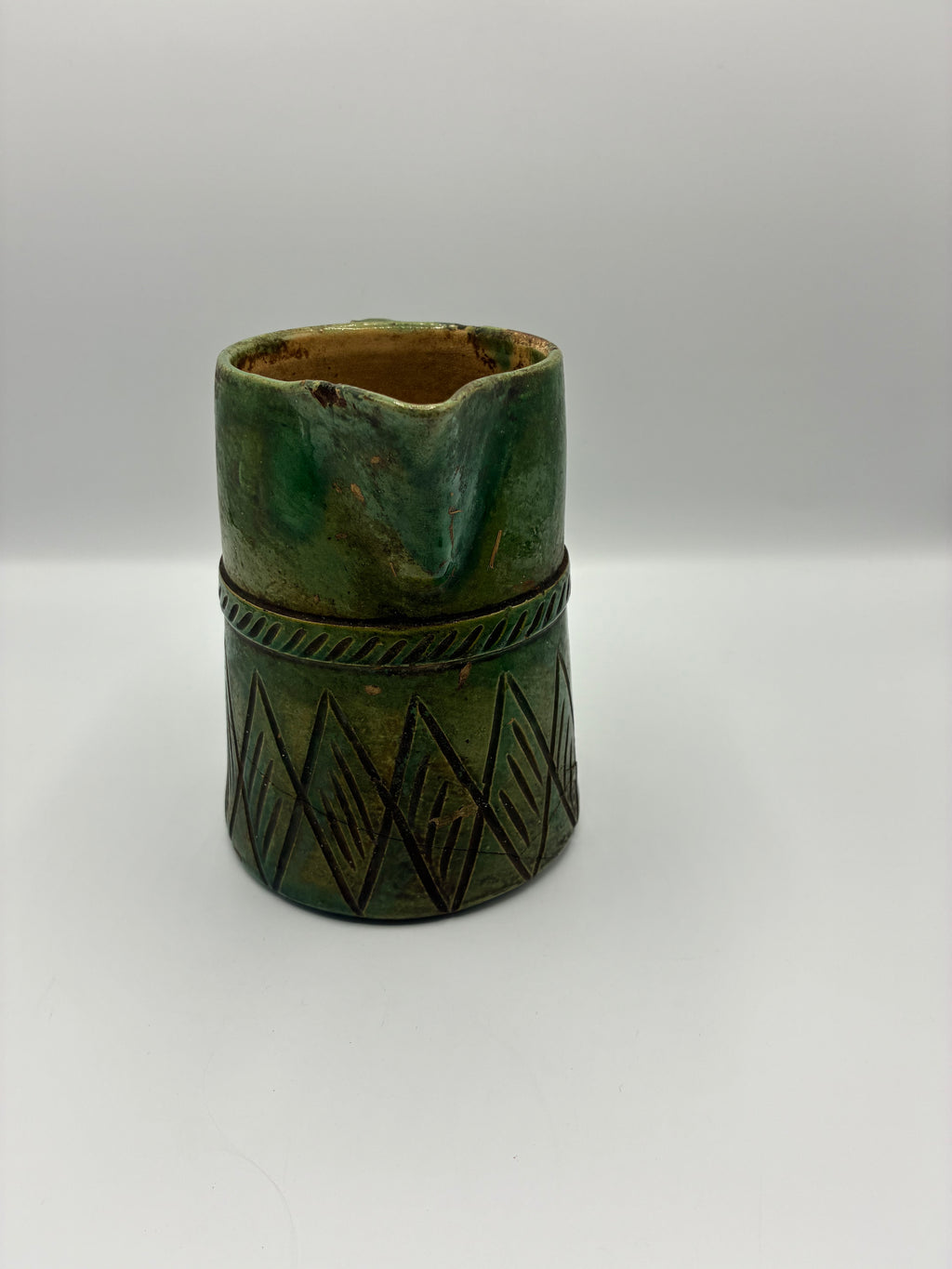 Ancien pichet rustique en terre cuite vernissée verte – décor incisé – poterie méridionale