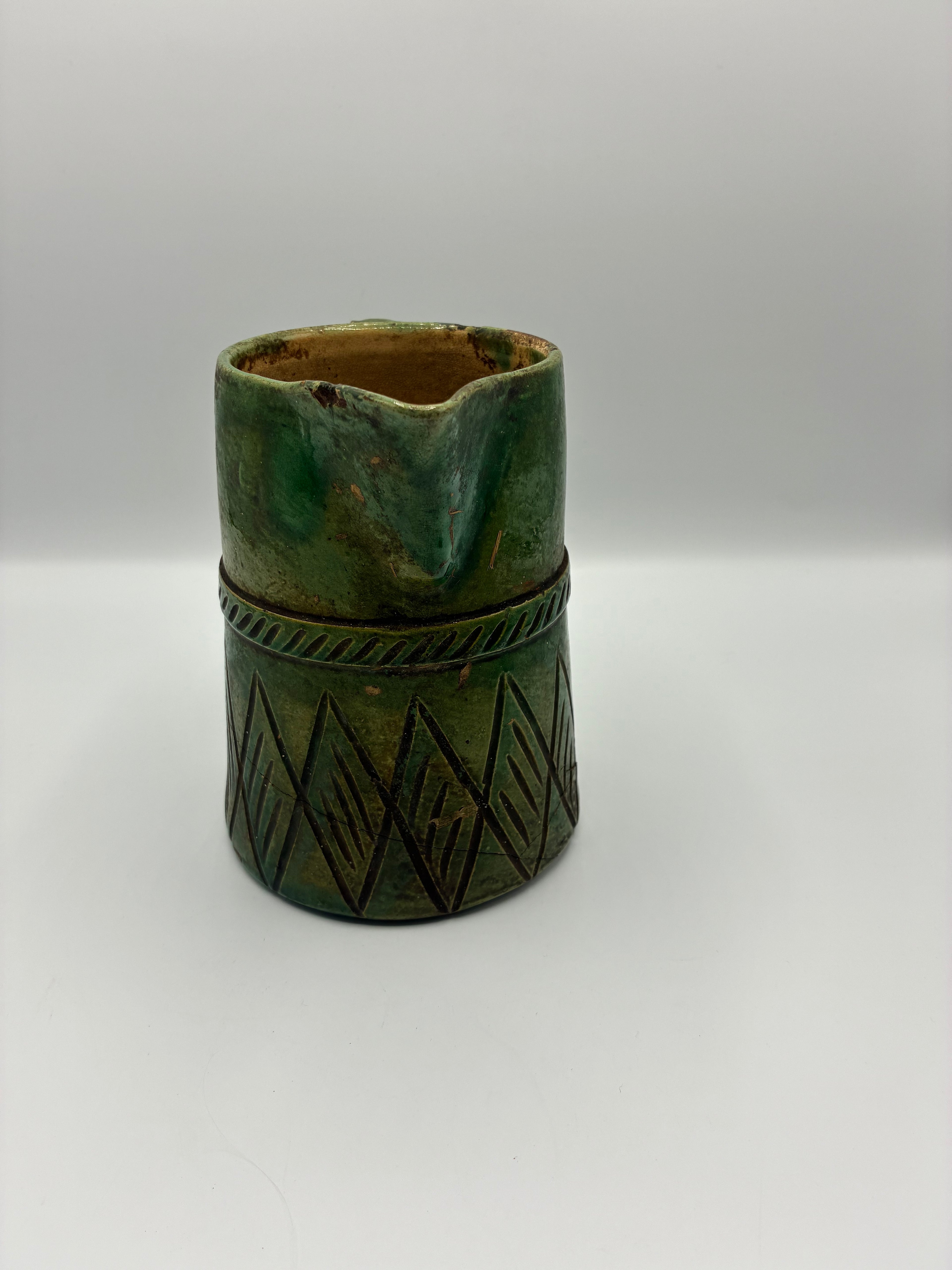 Ancien pichet rustique en terre cuite vernissée verte – décor incisé – poterie méridionale