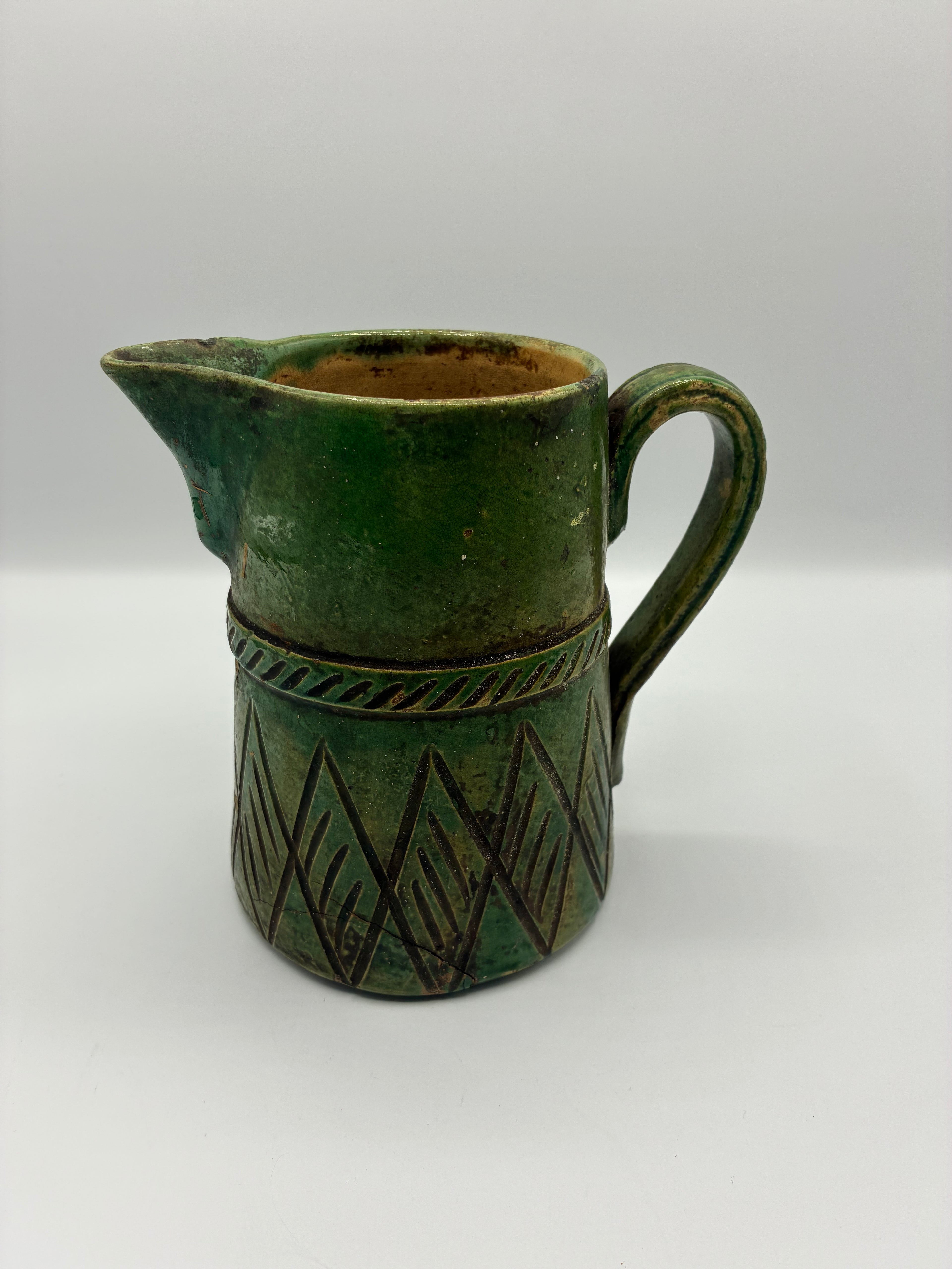 Ancien pichet rustique en terre cuite vernissée verte – décor incisé – poterie méridionale