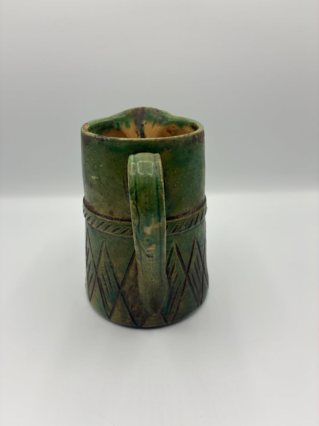 Ancien pichet rustique en terre cuite vernissée verte – décor incisé – poterie méridionale