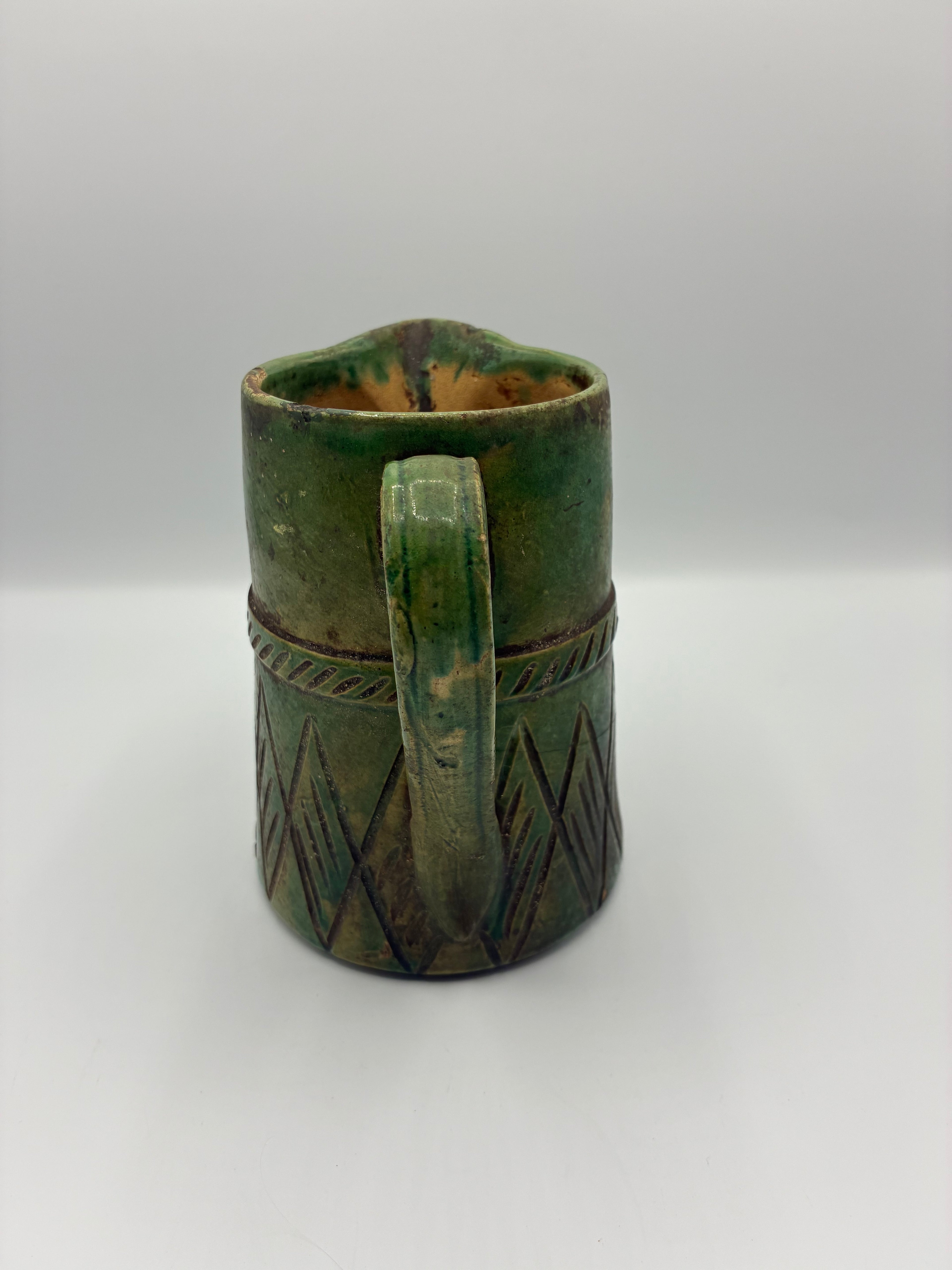 Ancien pichet rustique en terre cuite vernissée verte – décor incisé – poterie méridionale
