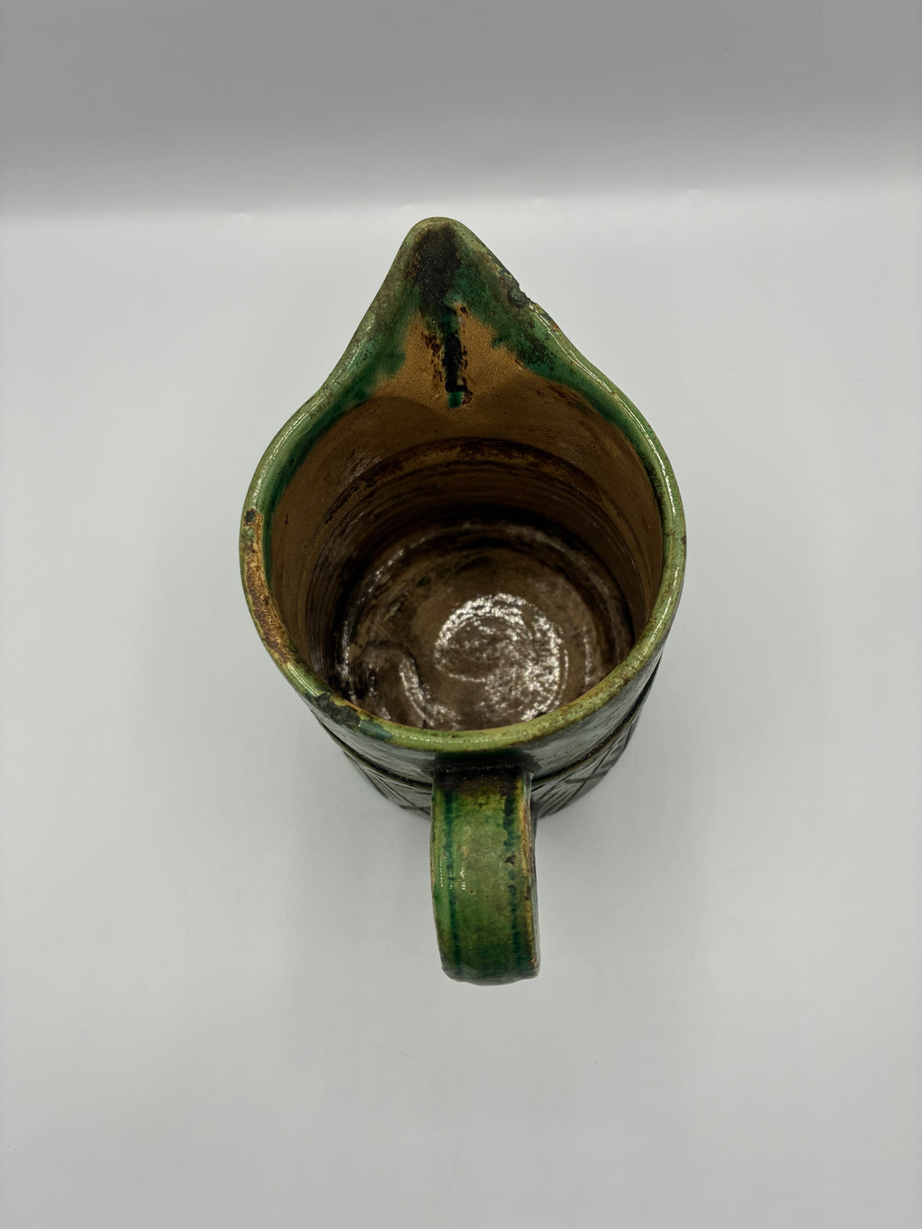 Ancien pichet rustique en terre cuite vernissée verte – décor incisé – poterie méridionale