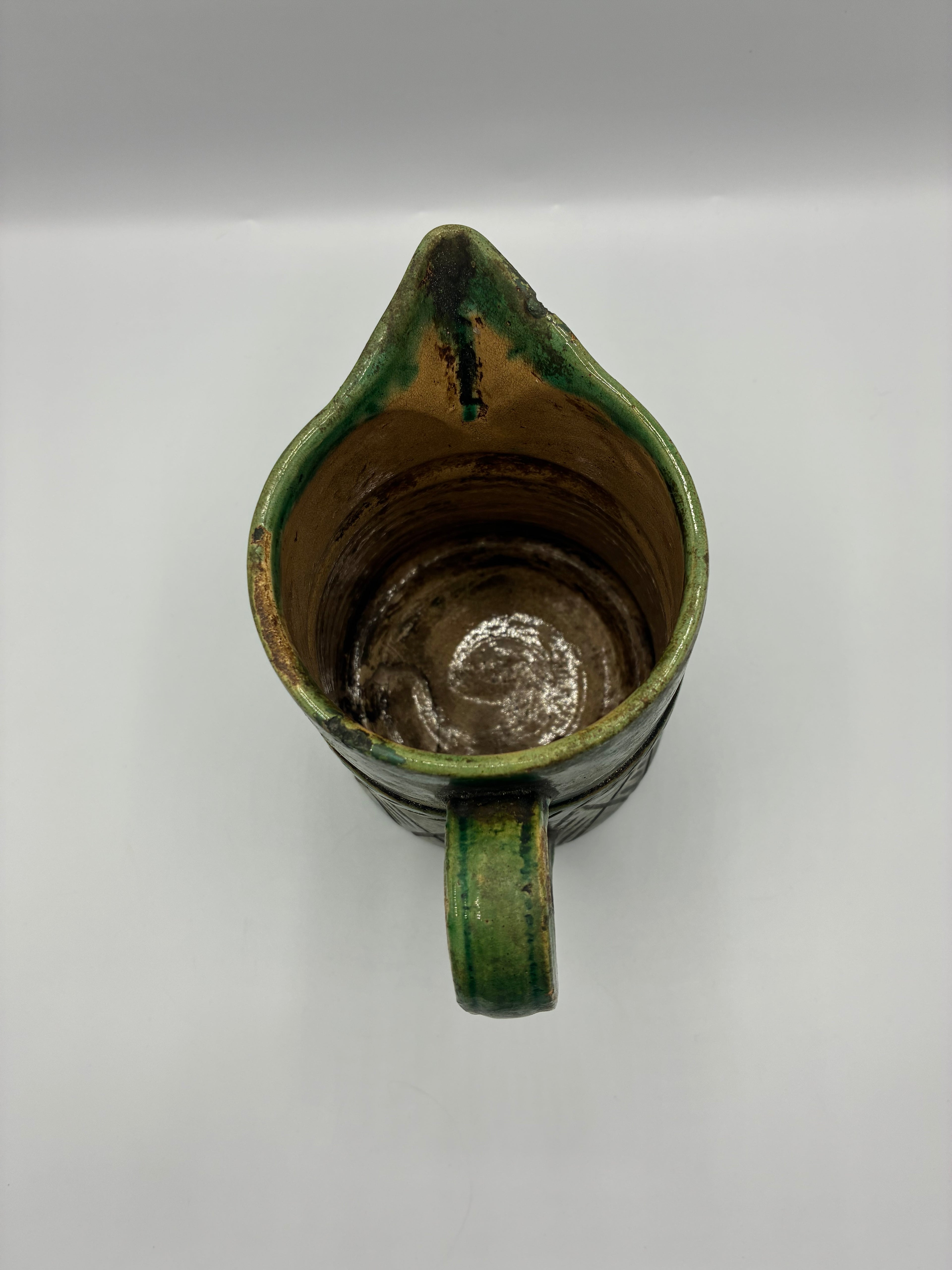 Ancien pichet rustique en terre cuite vernissée verte – décor incisé – poterie méridionale