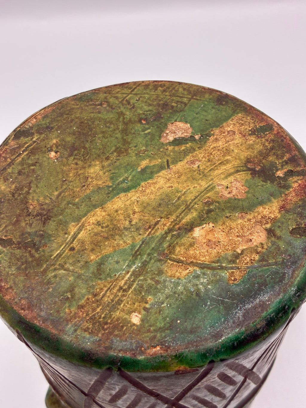 Ancien pichet rustique en terre cuite vernissée verte – décor incisé – poterie méridionale
