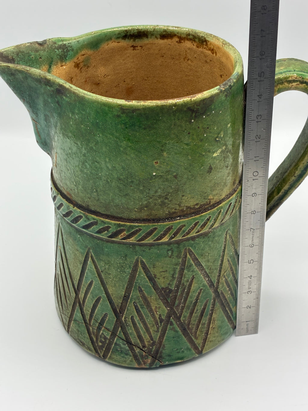 Ancien pichet rustique en terre cuite vernissée verte – décor incisé – poterie méridionale