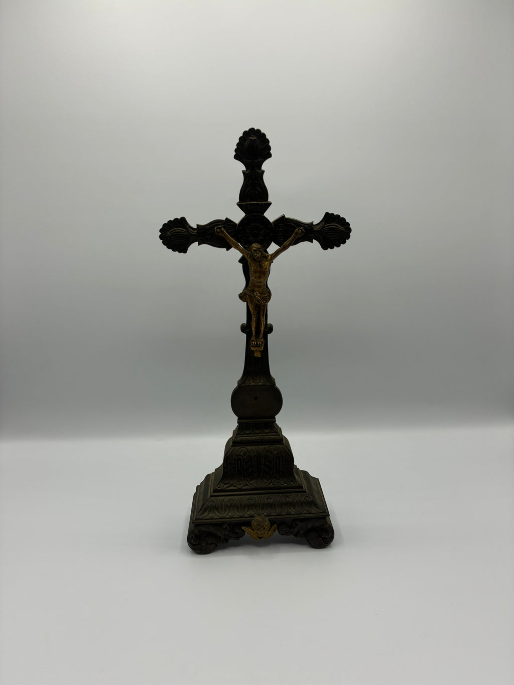 Crucifix d’autel en bronze – Christ doré – XIXᵉ siècle – style néo-gothique