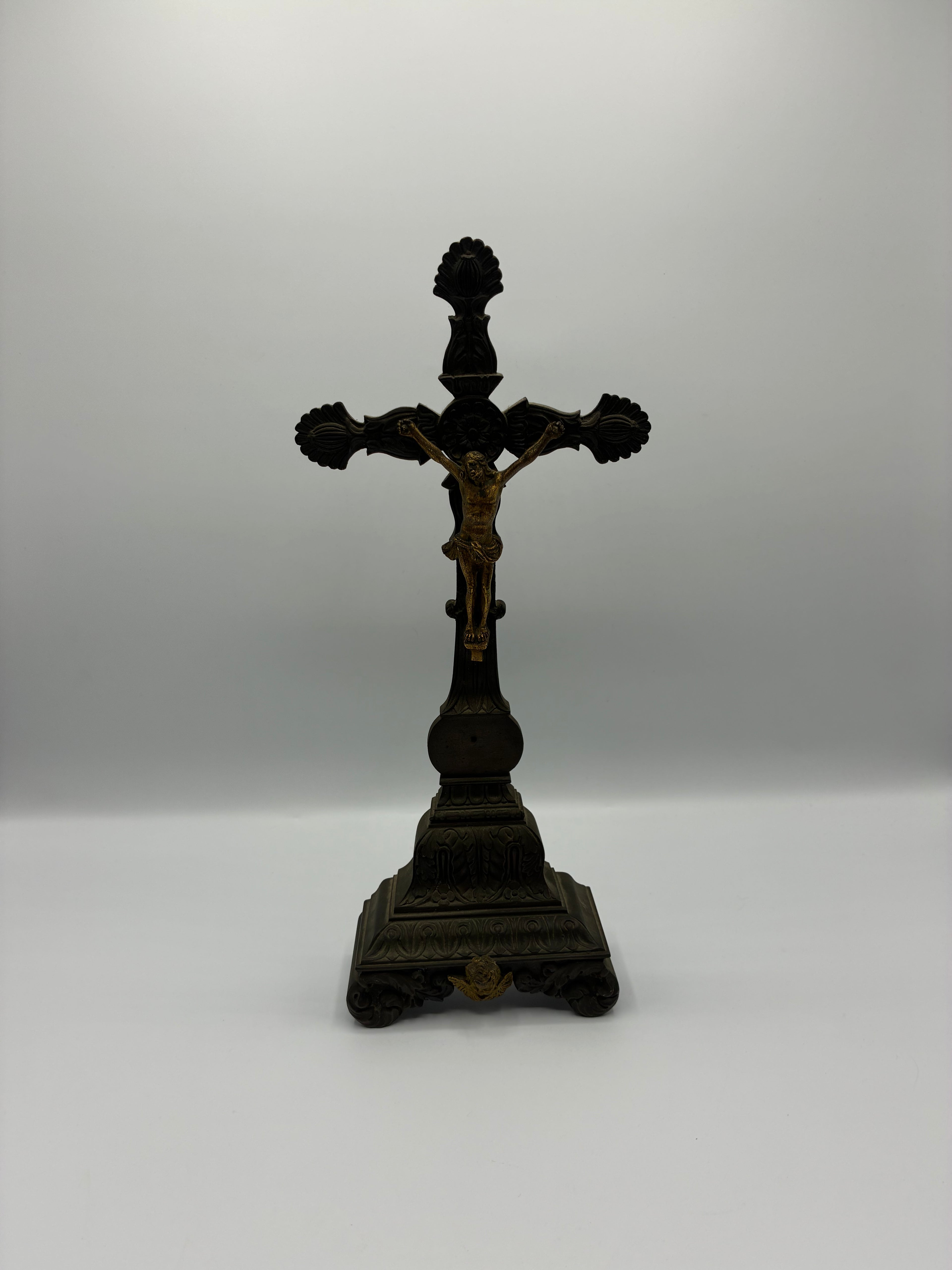 Crucifix d’autel en bronze – Christ doré – XIXᵉ siècle – style néo-gothique