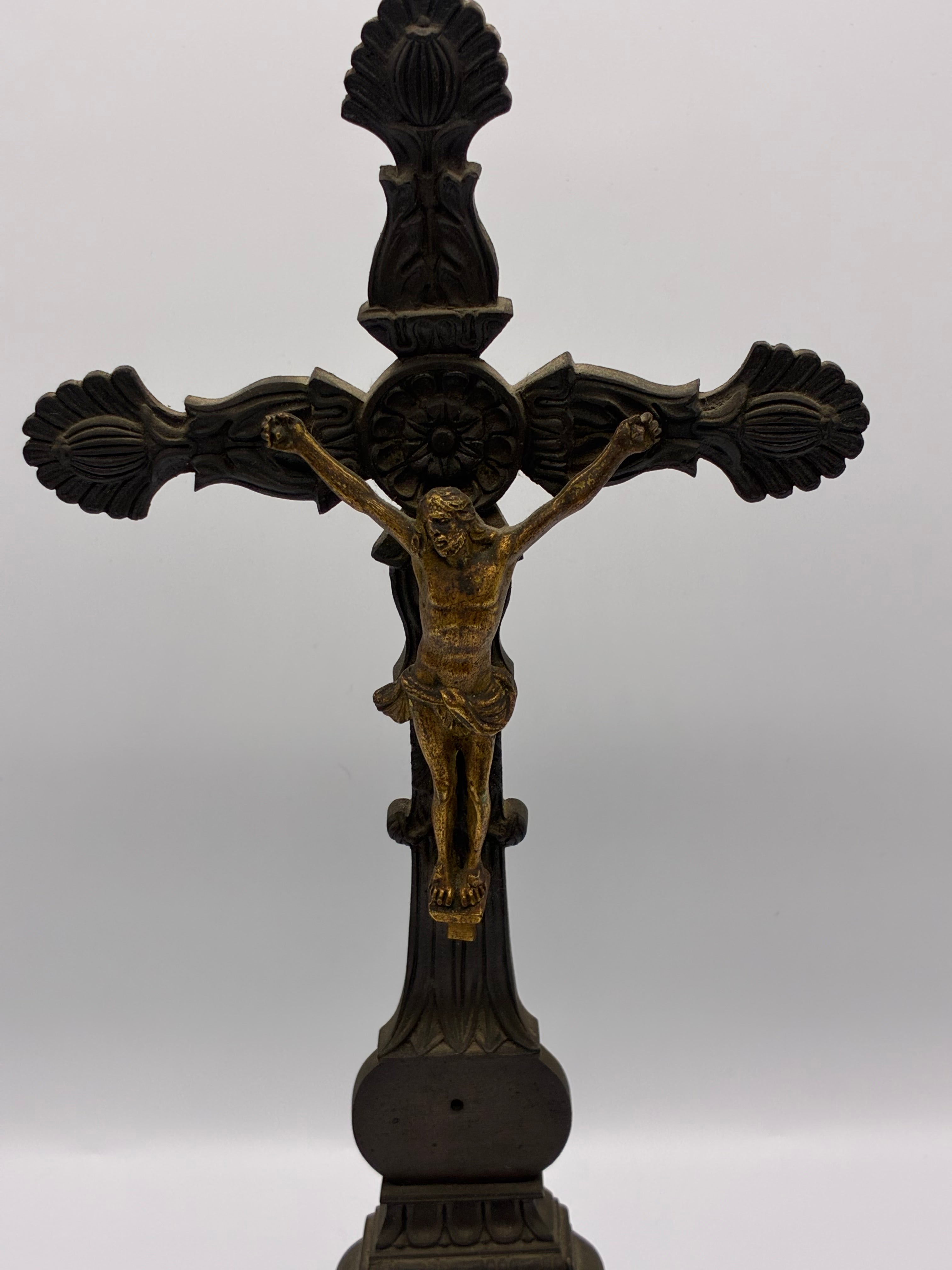Crucifix d’autel en bronze – Christ doré – XIXᵉ siècle – style néo-gothique