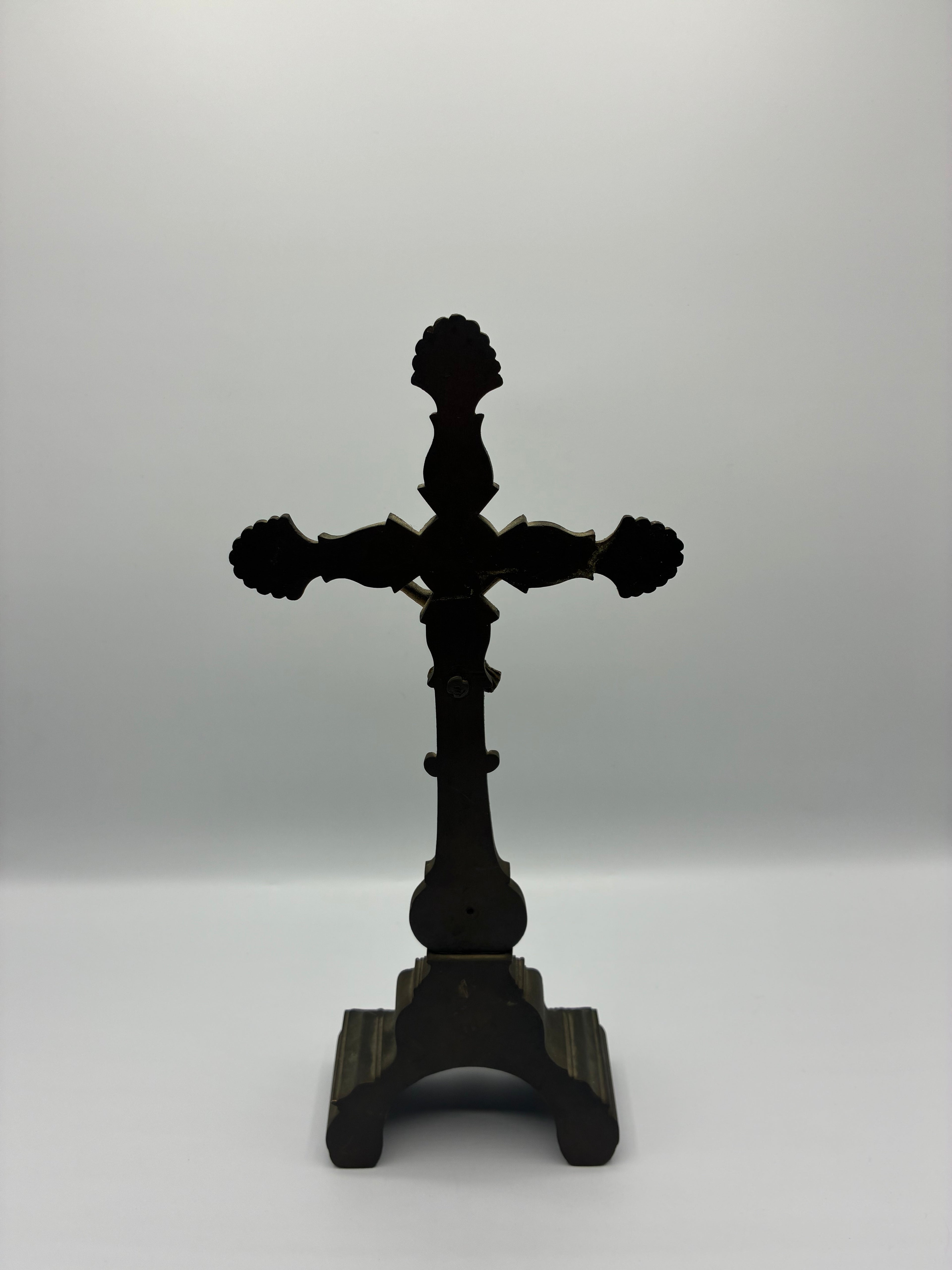 Crucifix d’autel en bronze – Christ doré – XIXᵉ siècle – style néo-gothique