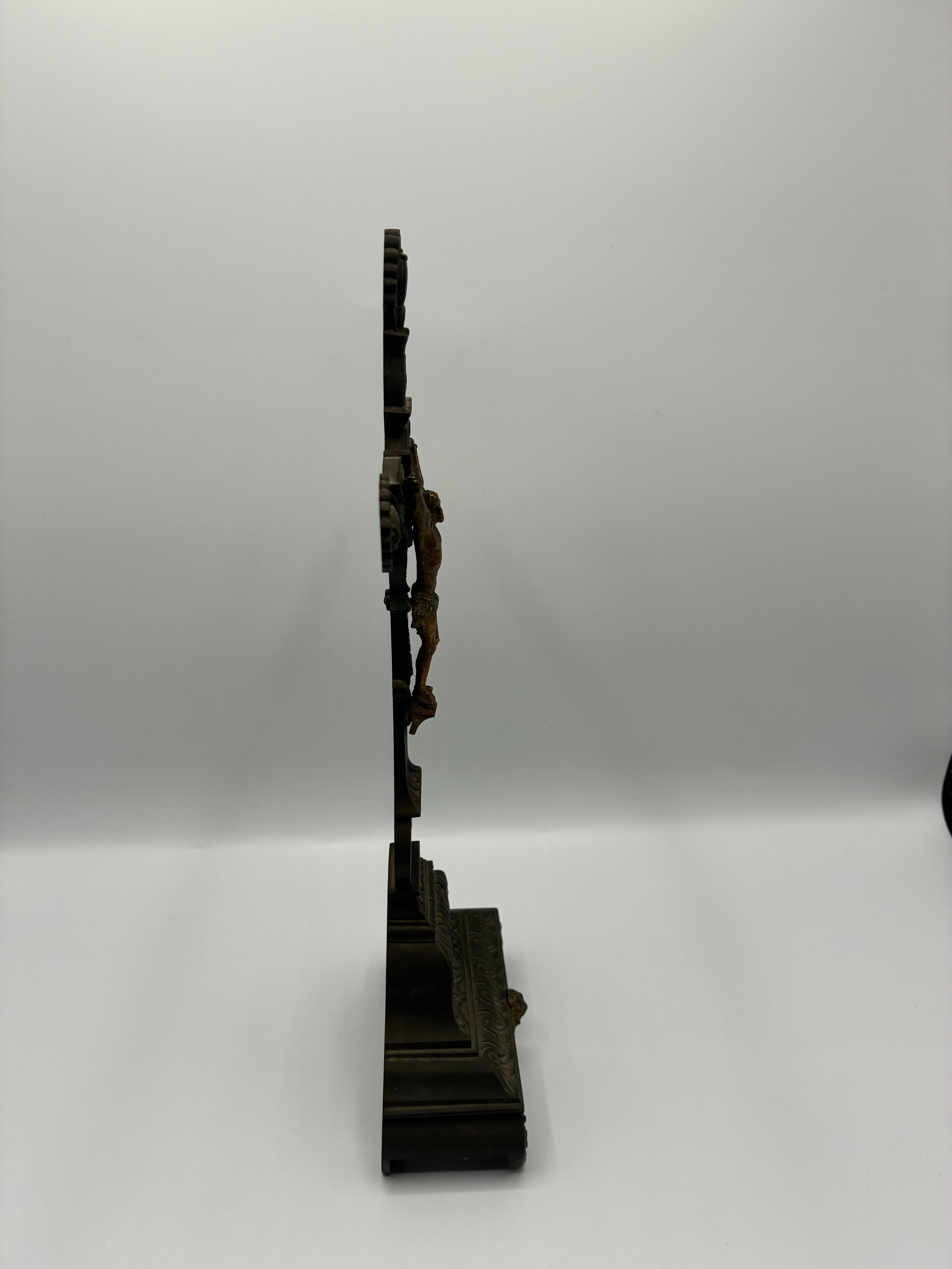 Crucifix d’autel en bronze – Christ doré – XIXᵉ siècle – style néo-gothique