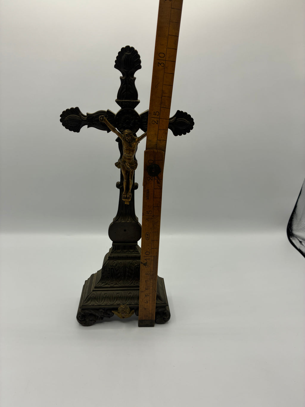 Crucifix d’autel en bronze – Christ doré – XIXᵉ siècle – style néo-gothique