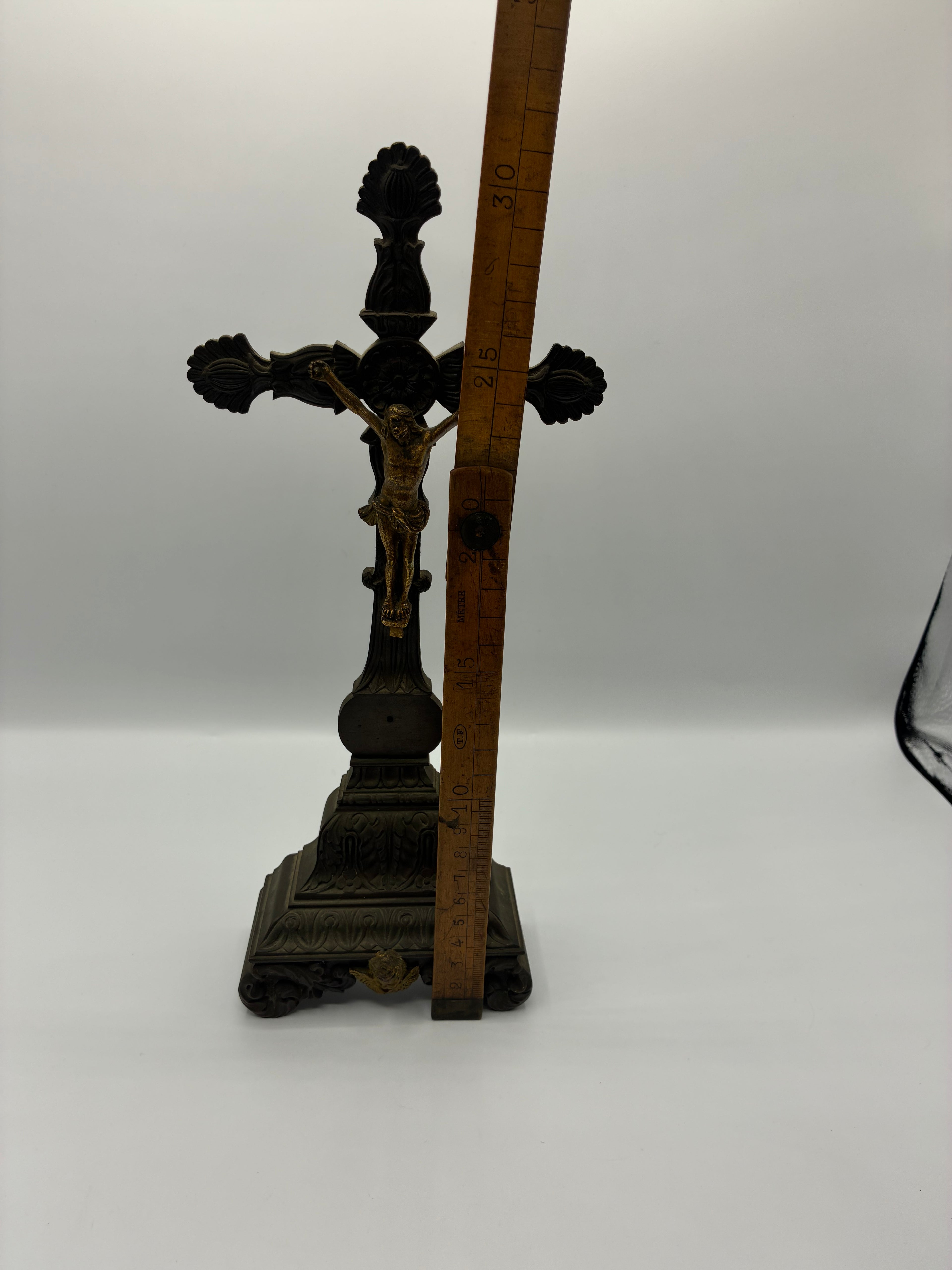 Crucifix d’autel en bronze – Christ doré – XIXᵉ siècle – style néo-gothique