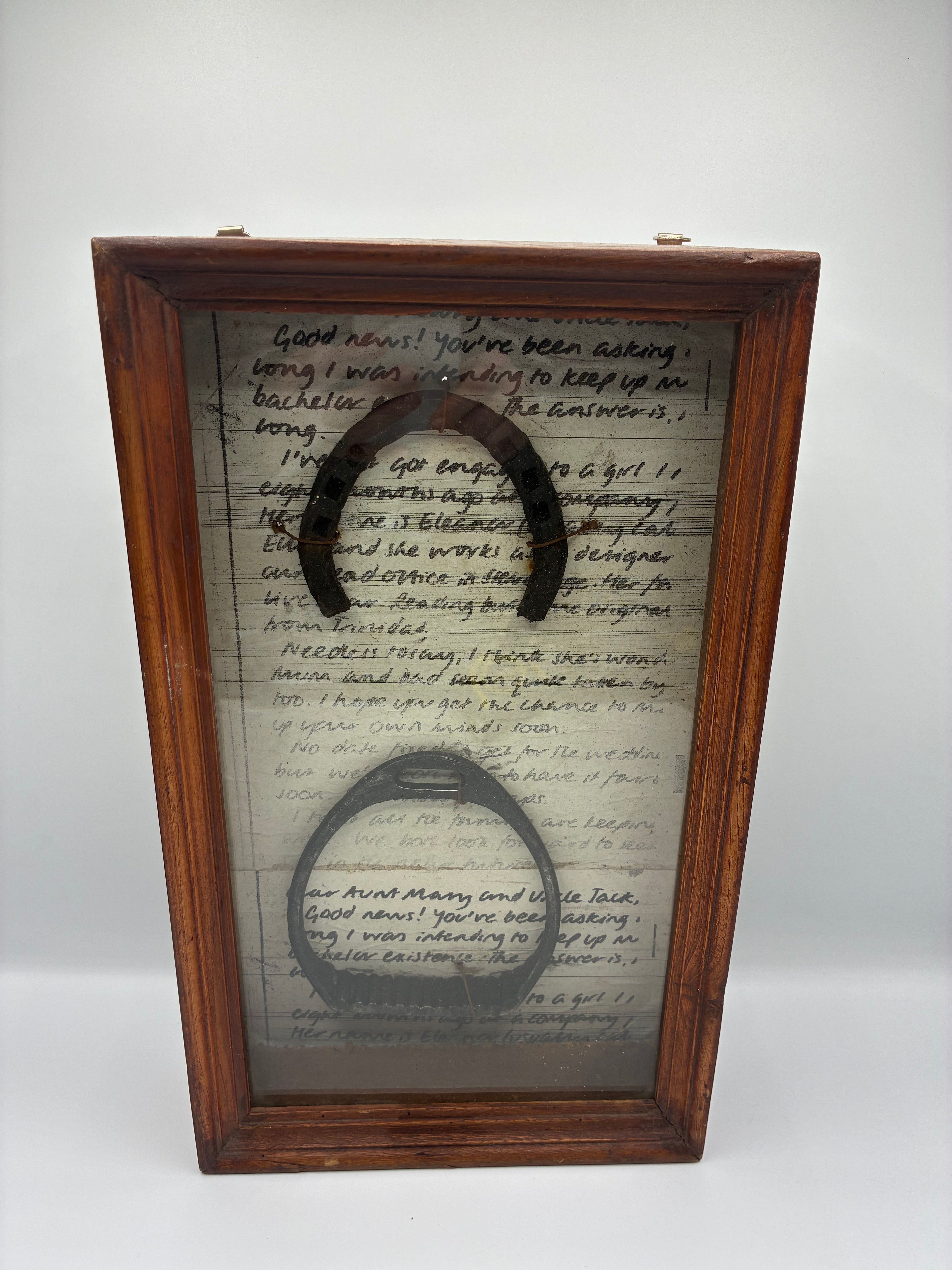 Cadre équestre ancien unique – fer à cheval et étrier avec lettre manuscrite de fiançailles (1930-1950)