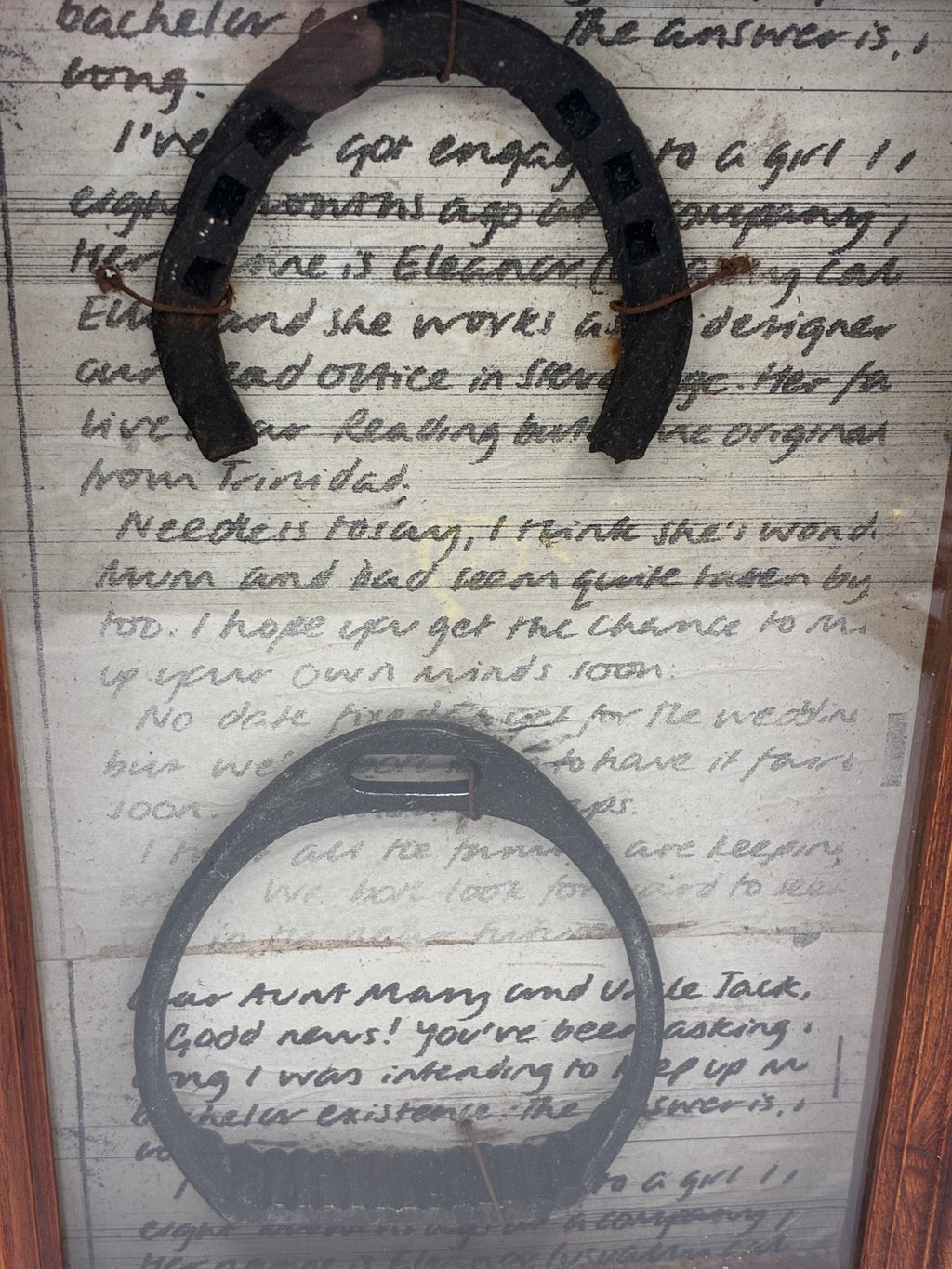 Cadre équestre ancien unique – fer à cheval et étrier avec lettre manuscrite de fiançailles (1930-1950)