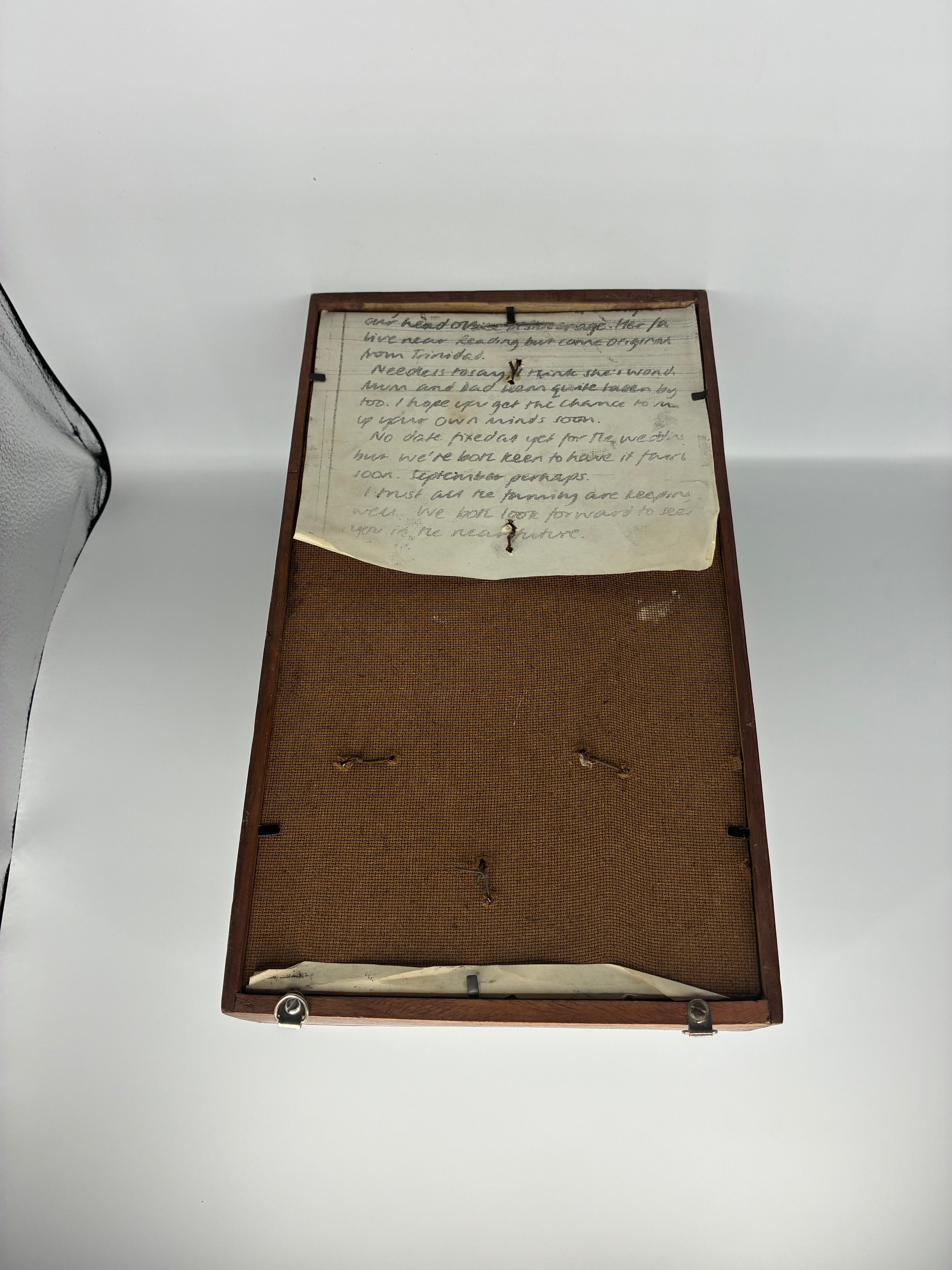 Cadre équestre ancien unique – fer à cheval et étrier avec lettre manuscrite de fiançailles (1930-1950)