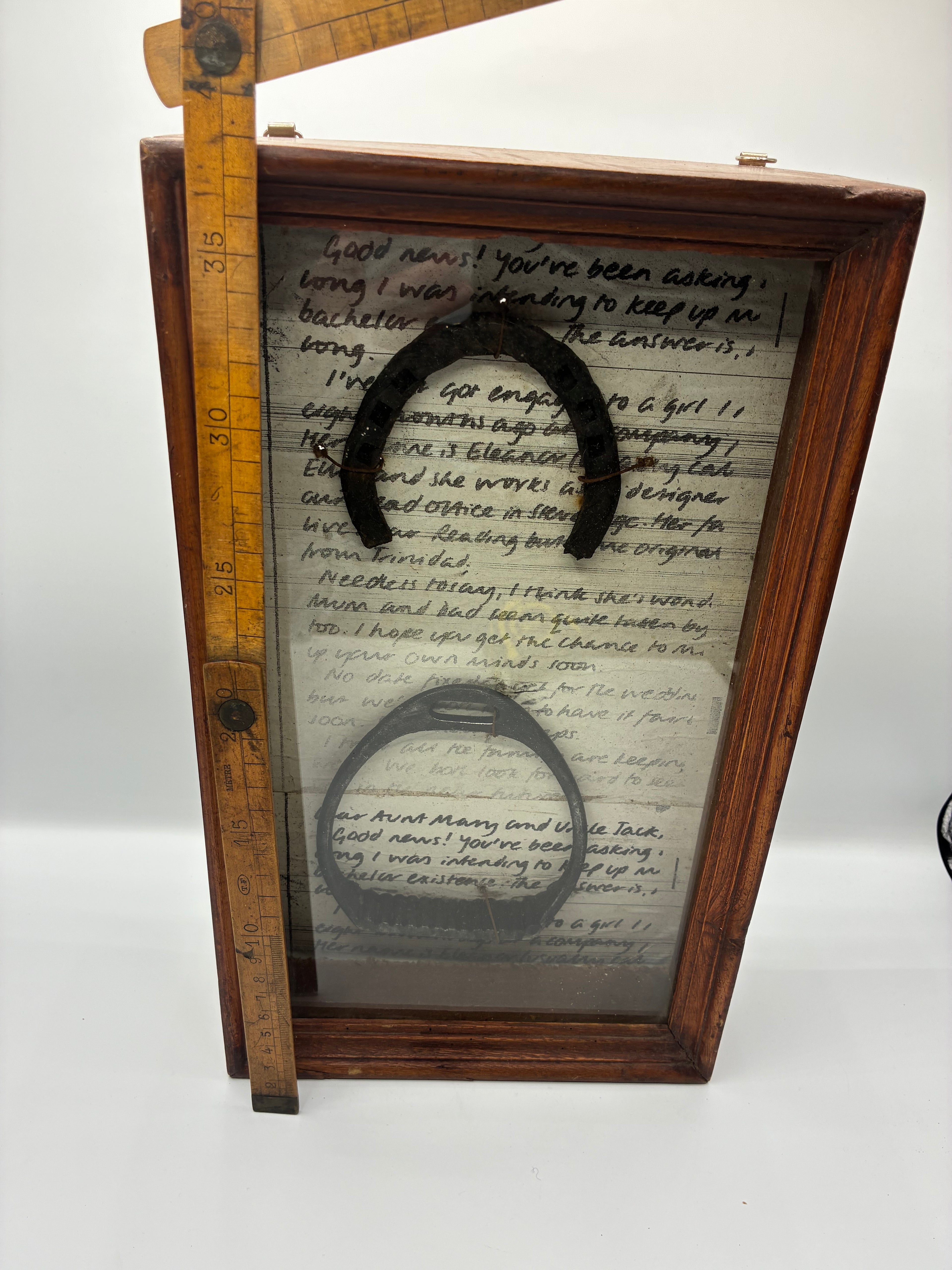 Cadre équestre ancien unique – fer à cheval et étrier avec lettre manuscrite de fiançailles (1930-1950)