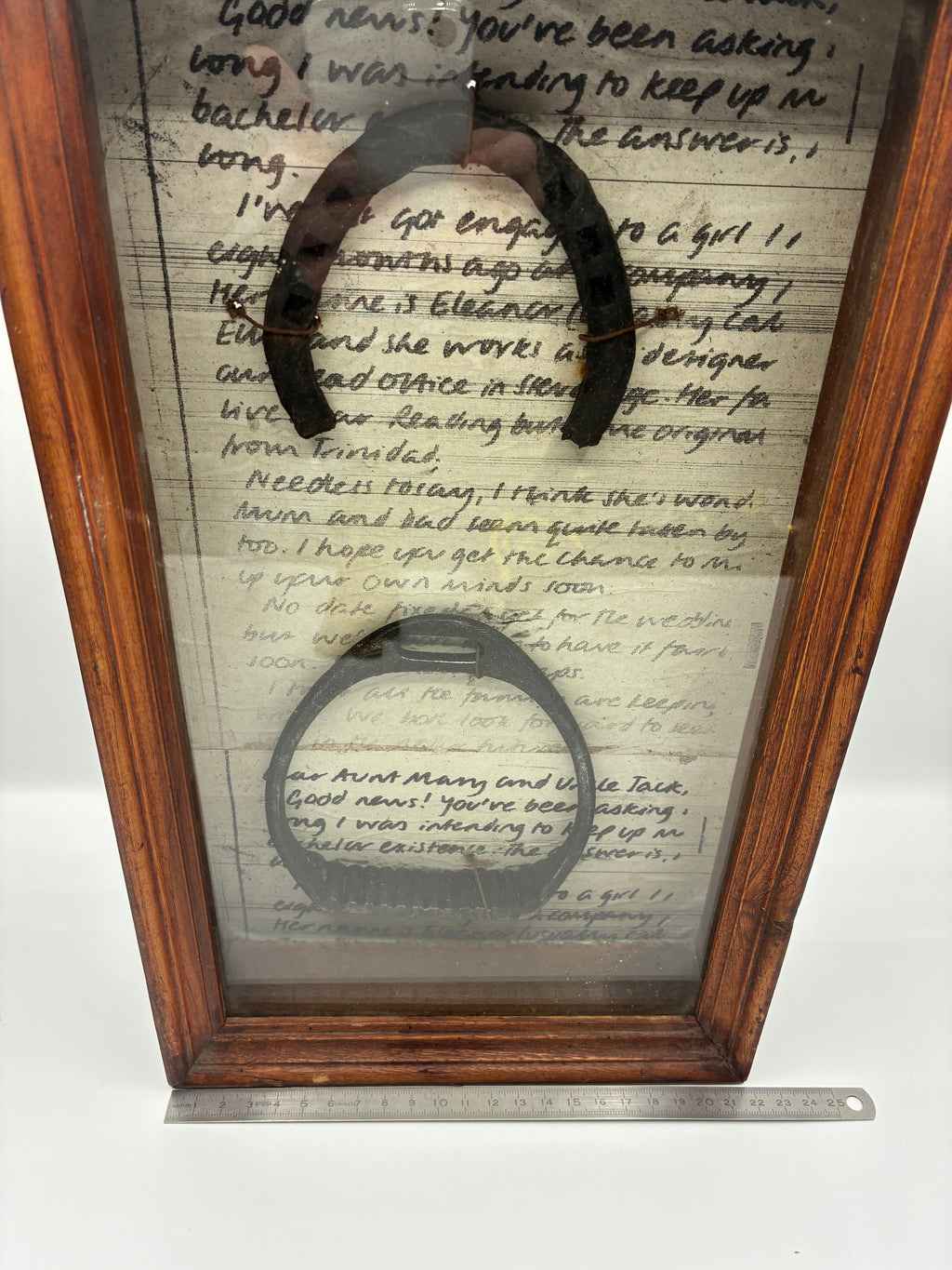 Cadre équestre ancien unique – fer à cheval et étrier avec lettre manuscrite de fiançailles (1930-1950)