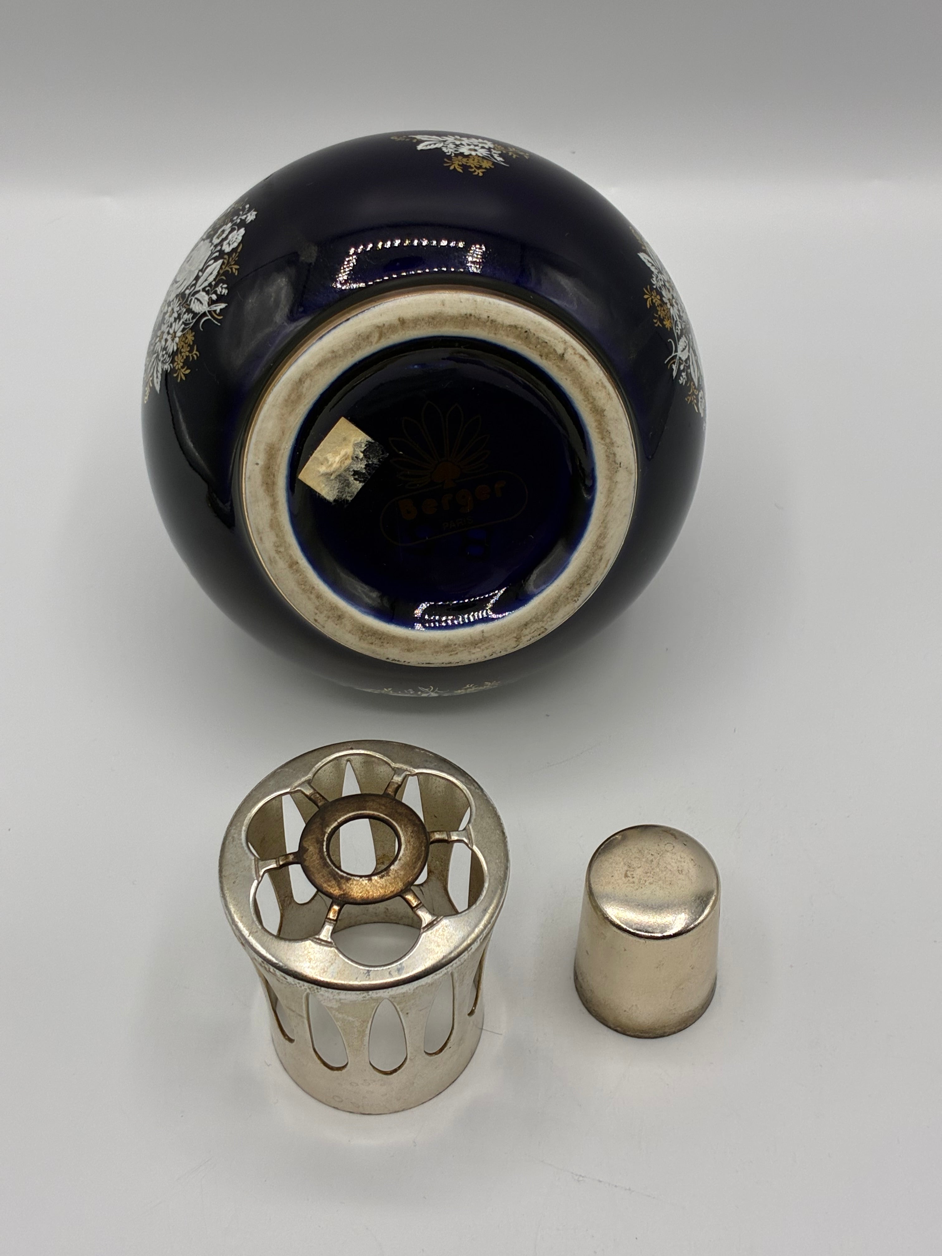 Lampe Berger Paris vintage – verre cobalt décor floral blanc et or années 60