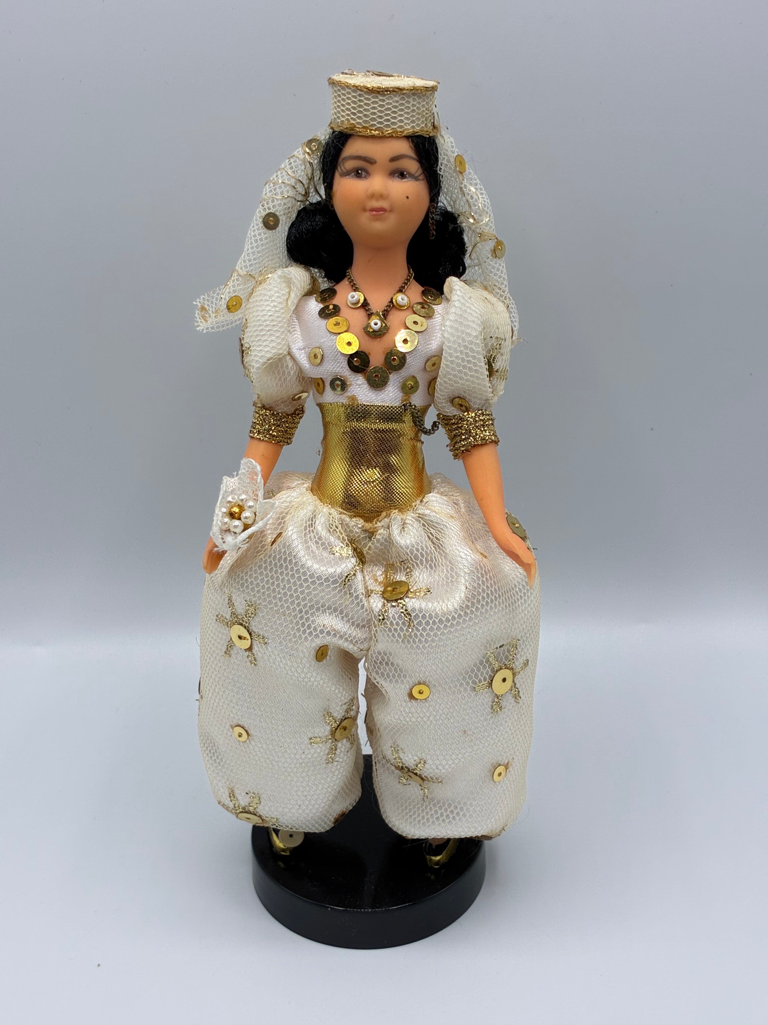 Poupée folklorique orientale vintage – costume traditionnel