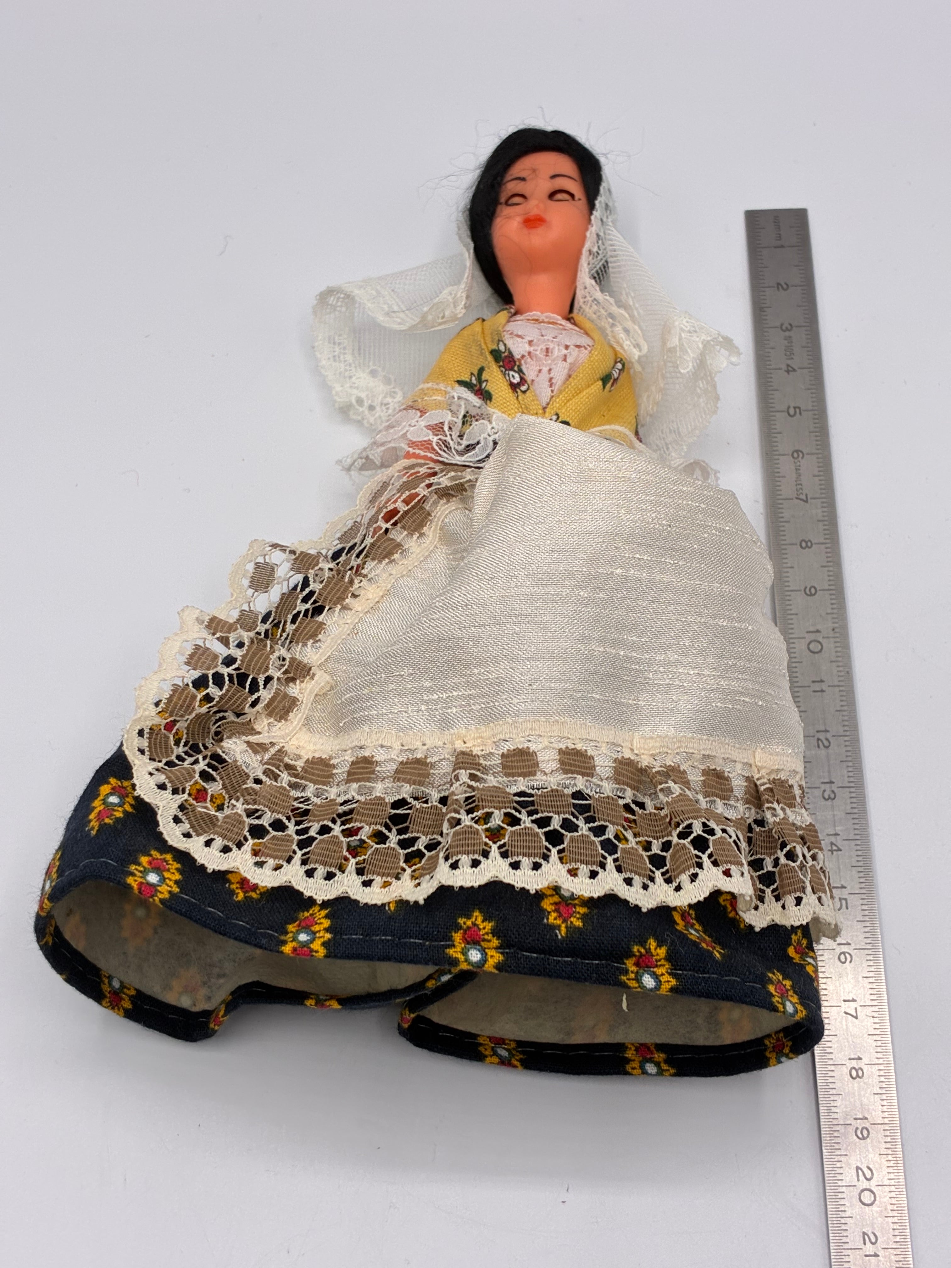 Poupée folklorique Provence – costume arlésien – vintage