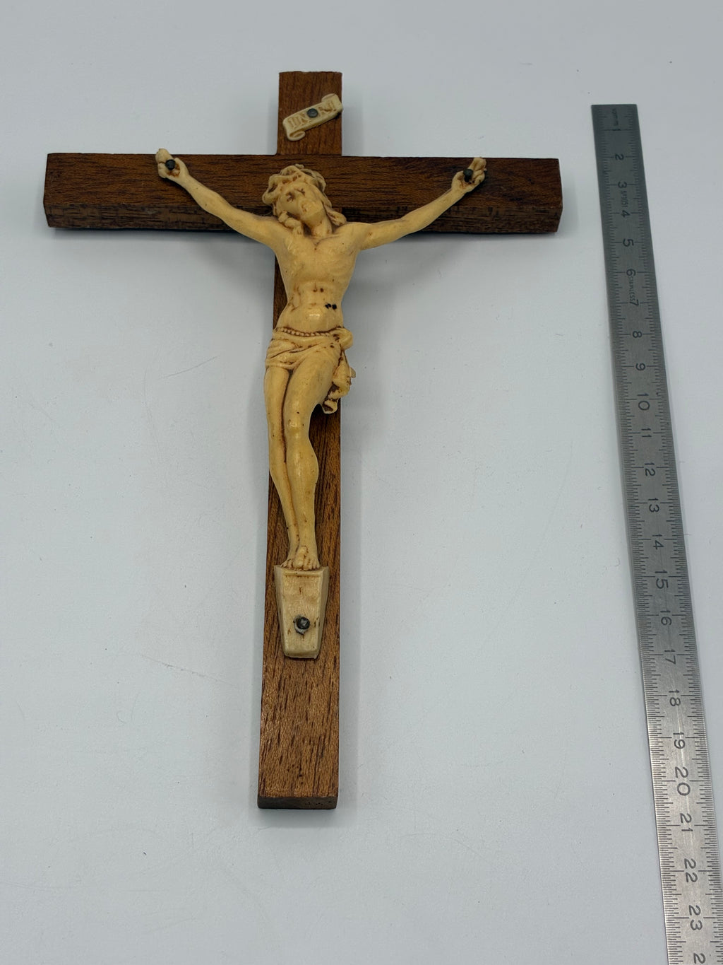 Ancien crucifix mural – Christ en matière moulée – vers 1950