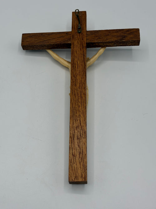 Ancien crucifix mural – Christ en matière moulée – vers 1950