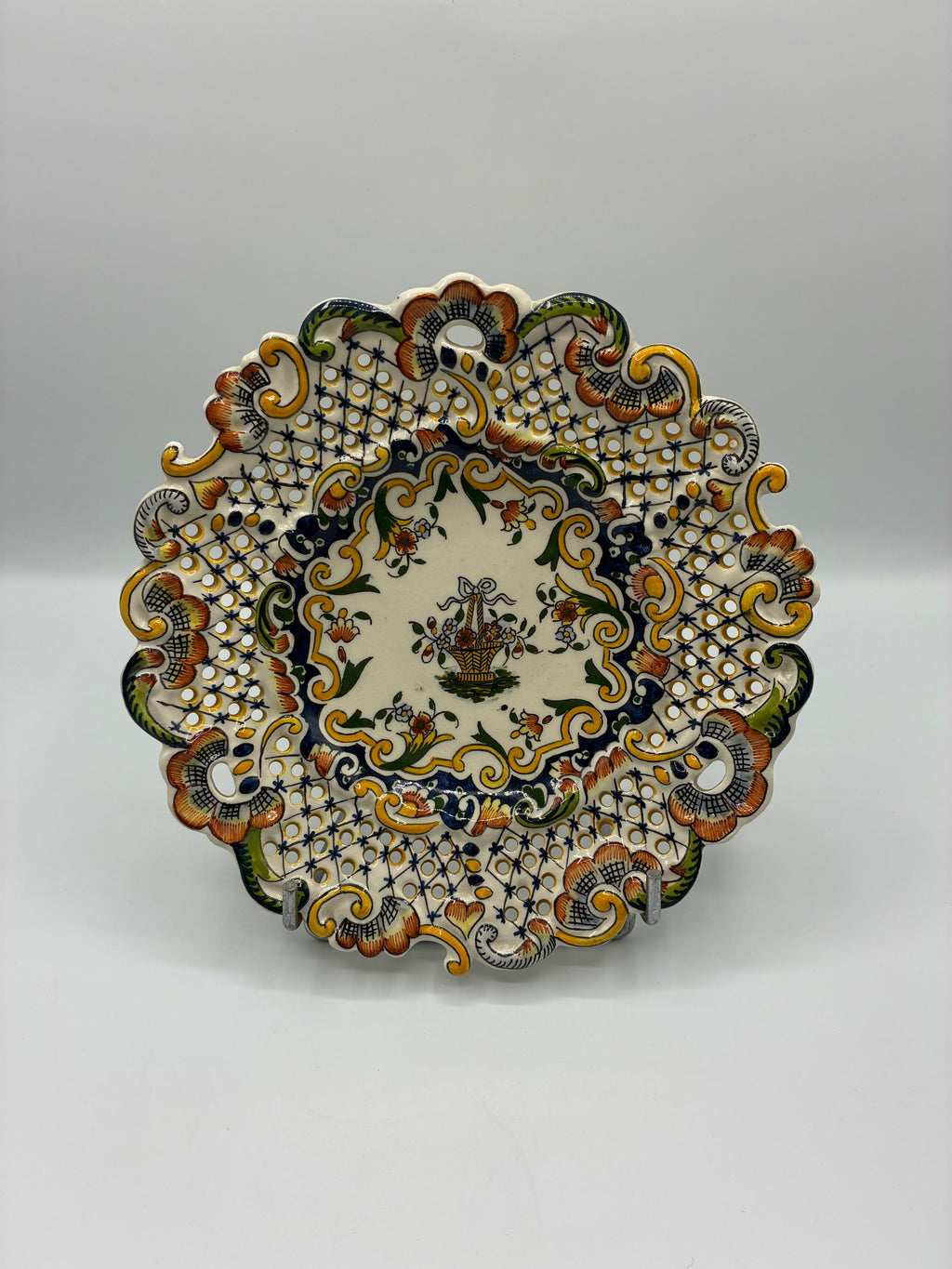 Assiette ajourée décor “Vieux Rouen” – faïence polychrome – Riva-Bella