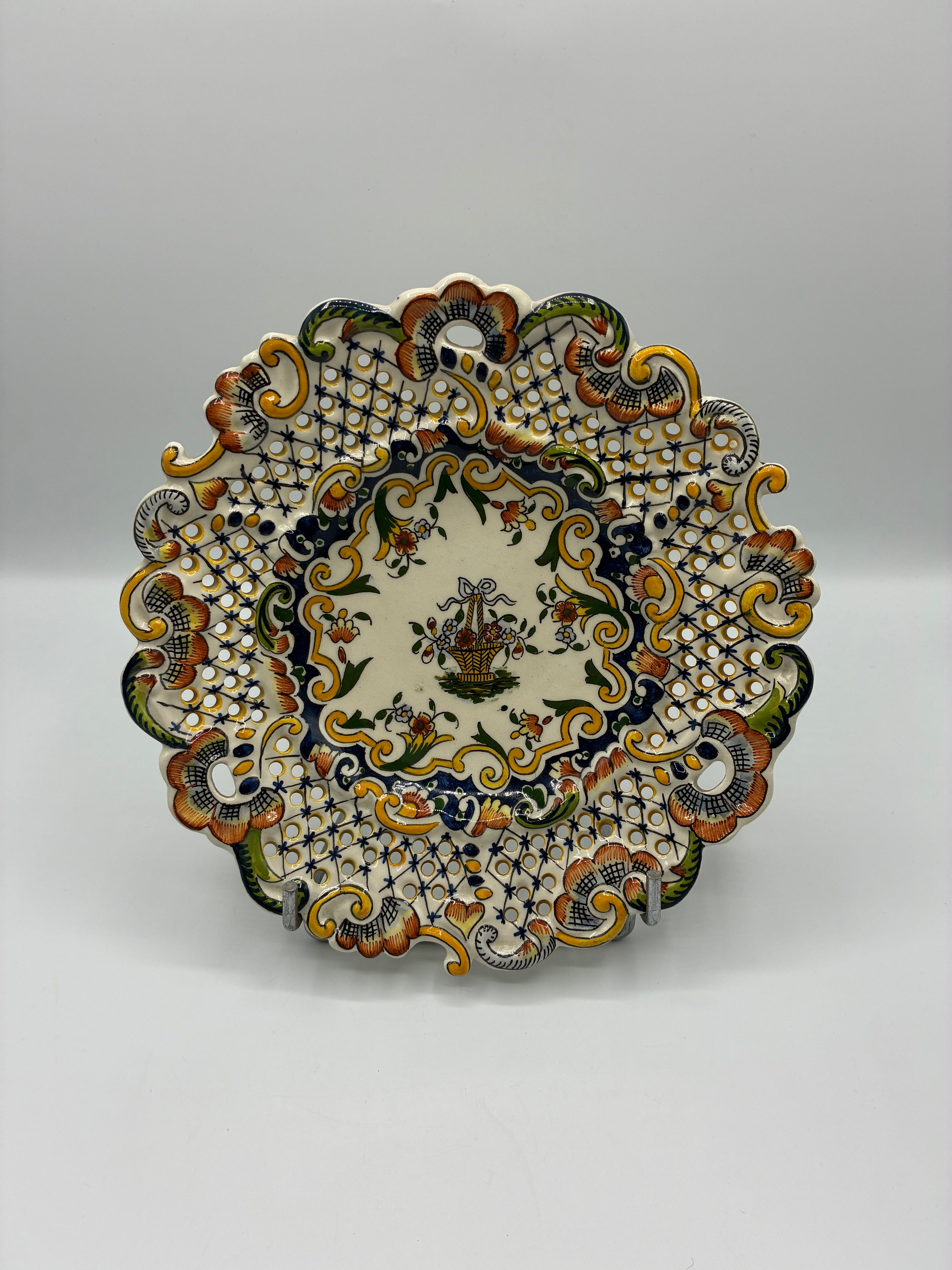 Assiette ajourée décor “Vieux Rouen” – faïence polychrome – Riva-Bella