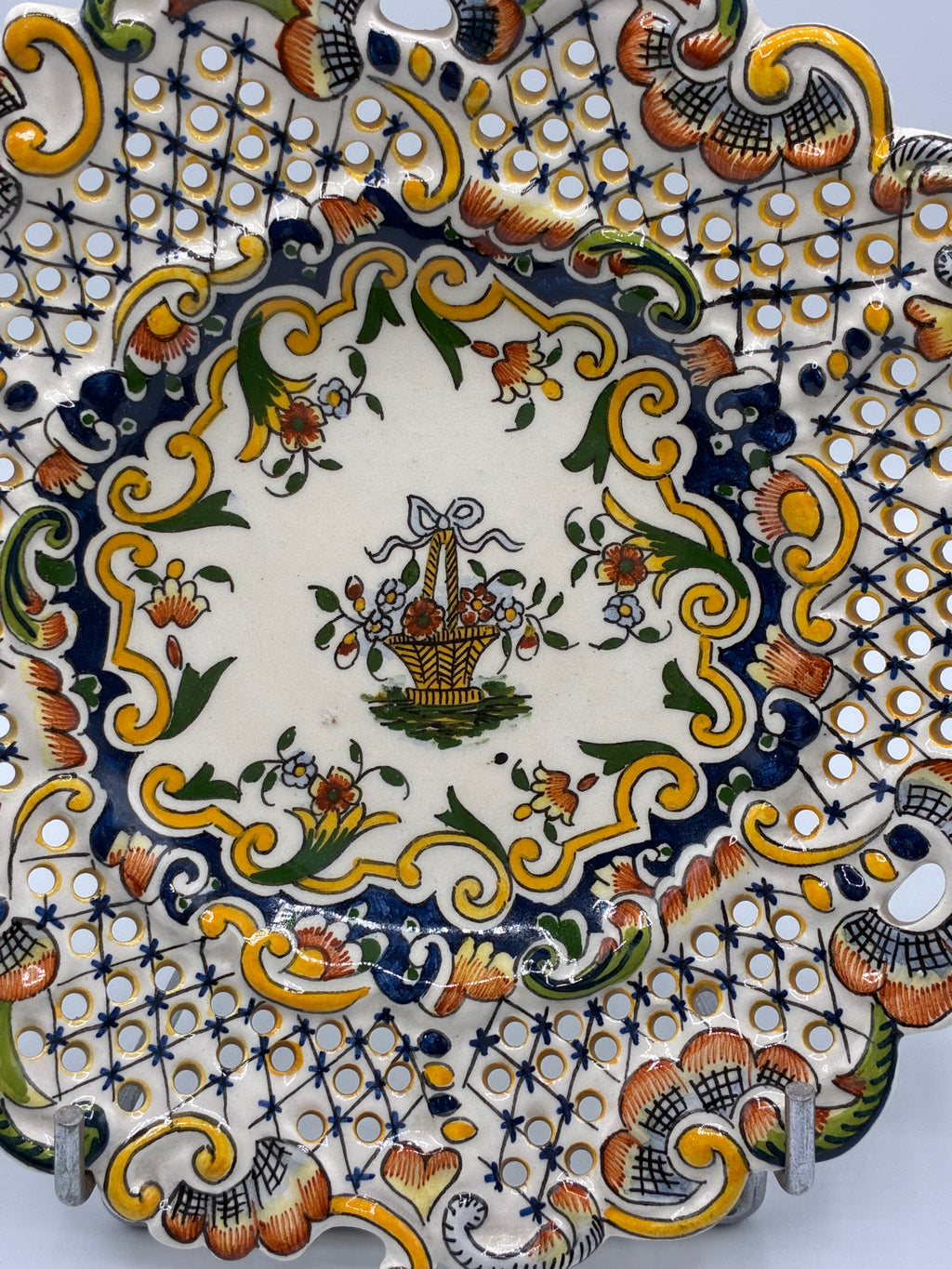 Assiette ajourée décor “Vieux Rouen” – faïence polychrome – Riva-Bella