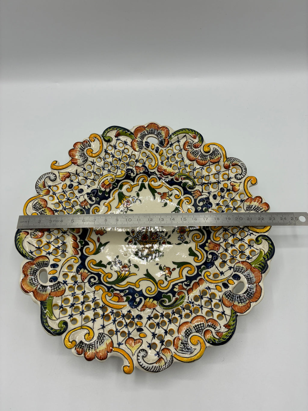 Assiette ajourée décor “Vieux Rouen” – faïence polychrome – Riva-Bella