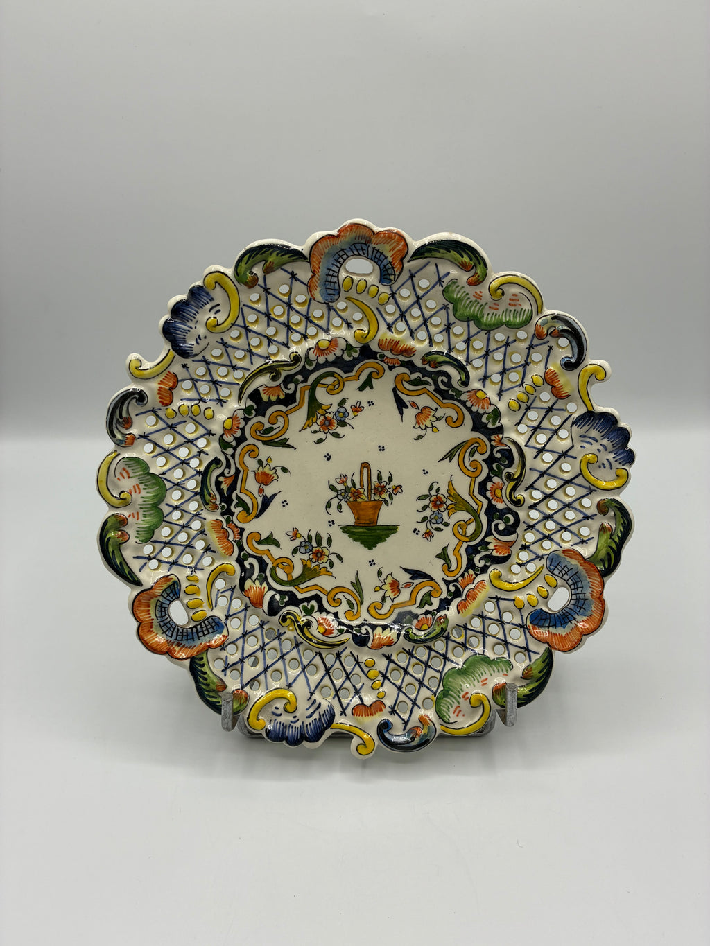 Assiette ajourée décor Vieux Rouen – faïence polychrome – Riva-Bella